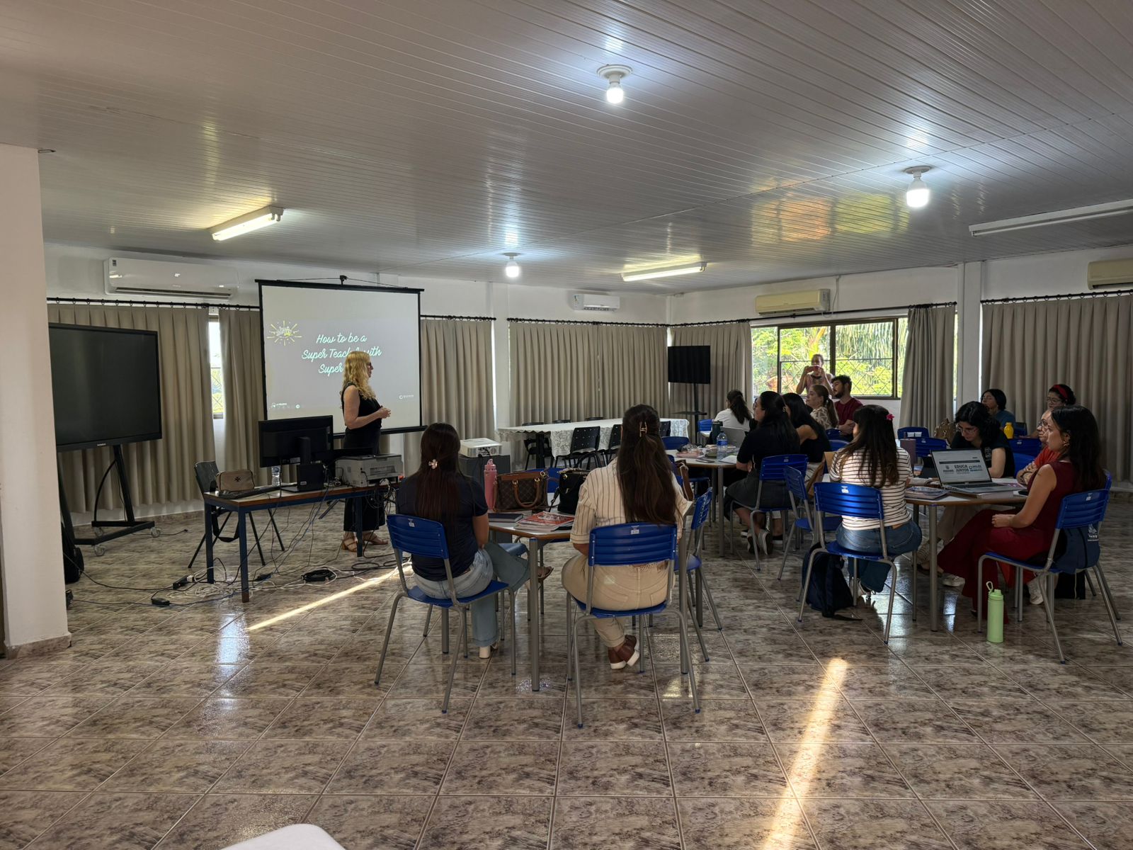 Núcleo de Cooperação Pedagógica realiza formação do componente curricular Inglês Paraná Kids