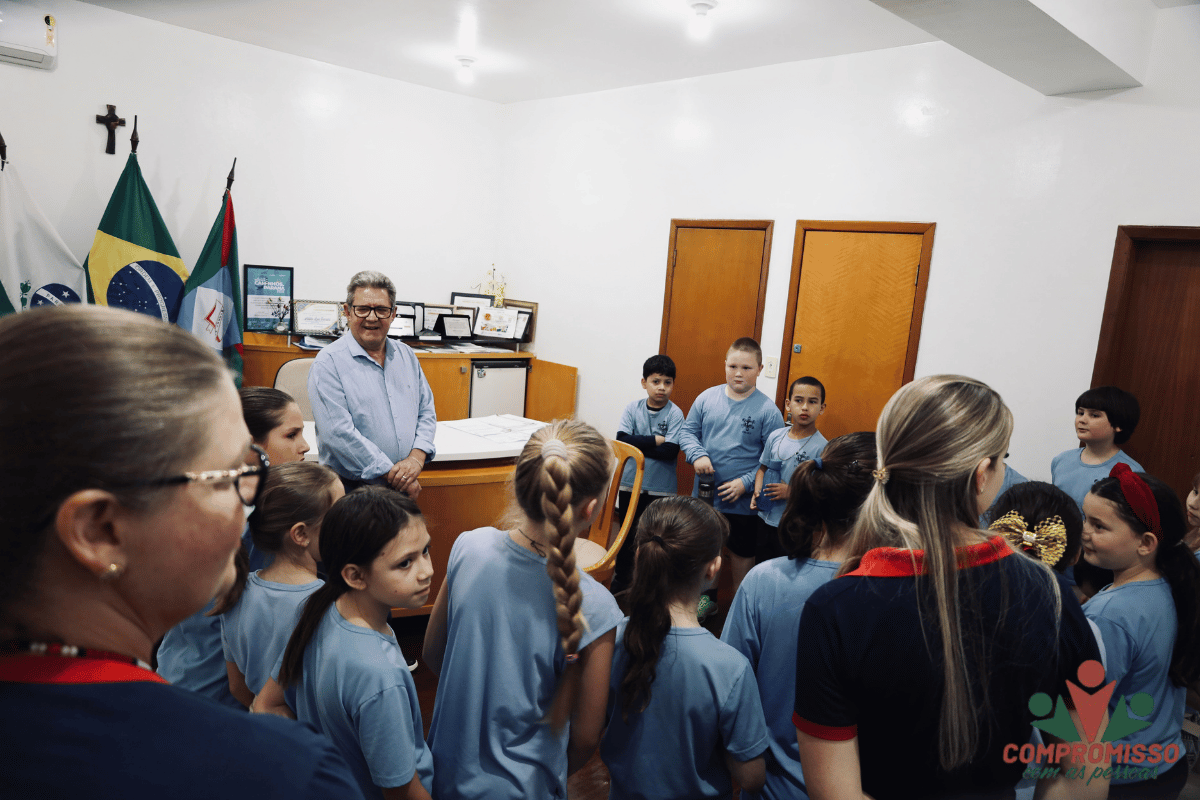 Turma da Escola Antônio Raposo Tavares visita Paço Municipal