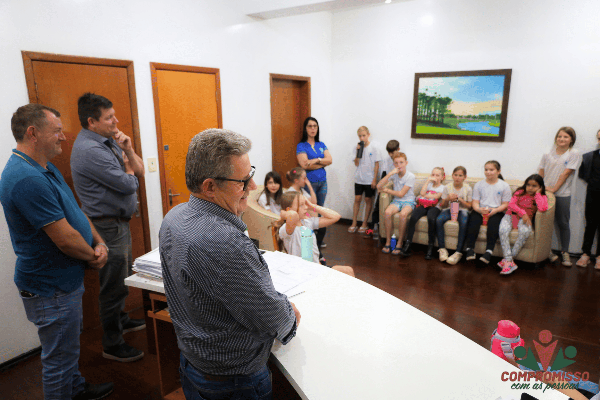 Alunos da Escola Joaquim Nabuco visitam espaços públicos