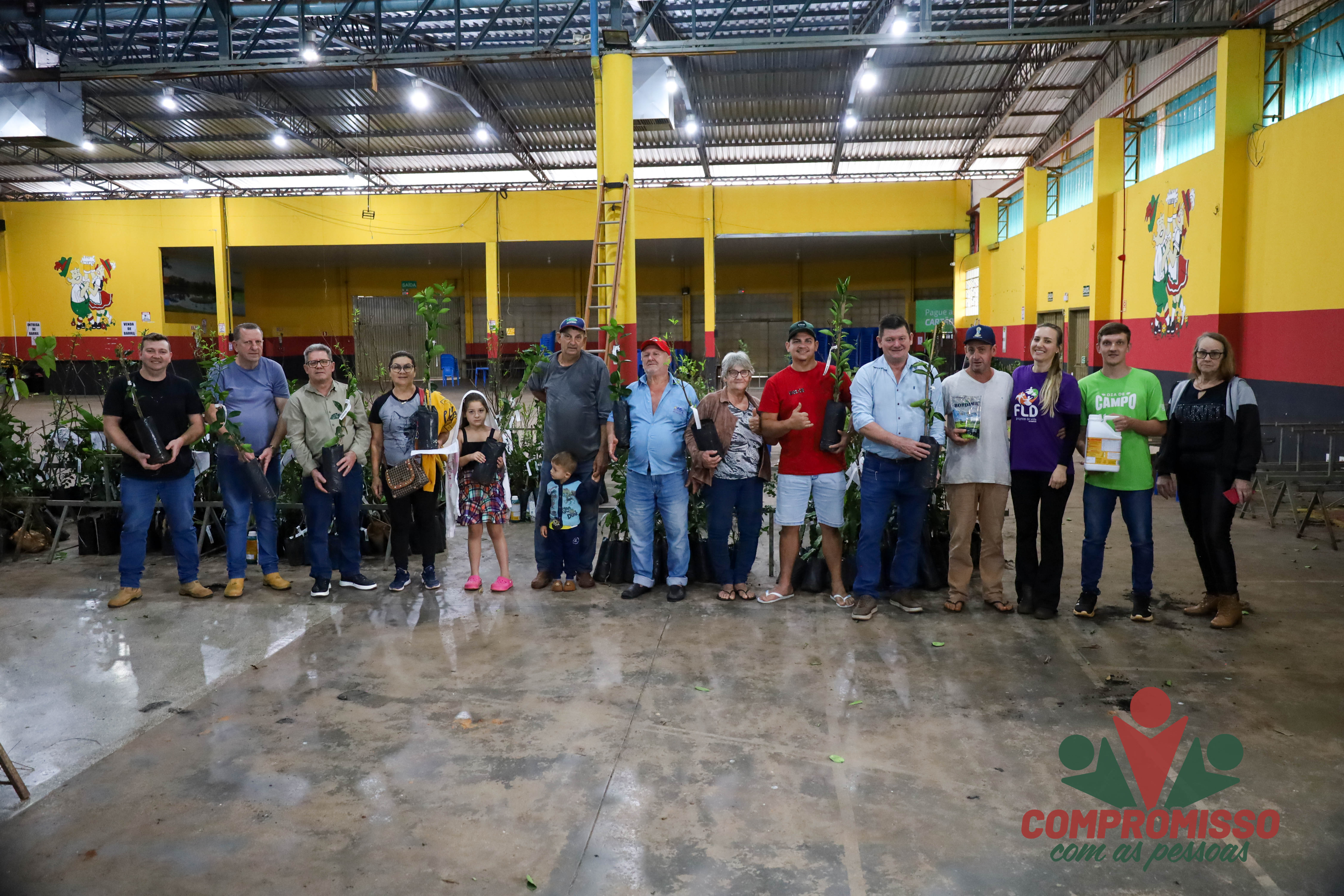 Produtores Rurais de Missal retiram mudas de árvores Frutíferas de Programa Municipal