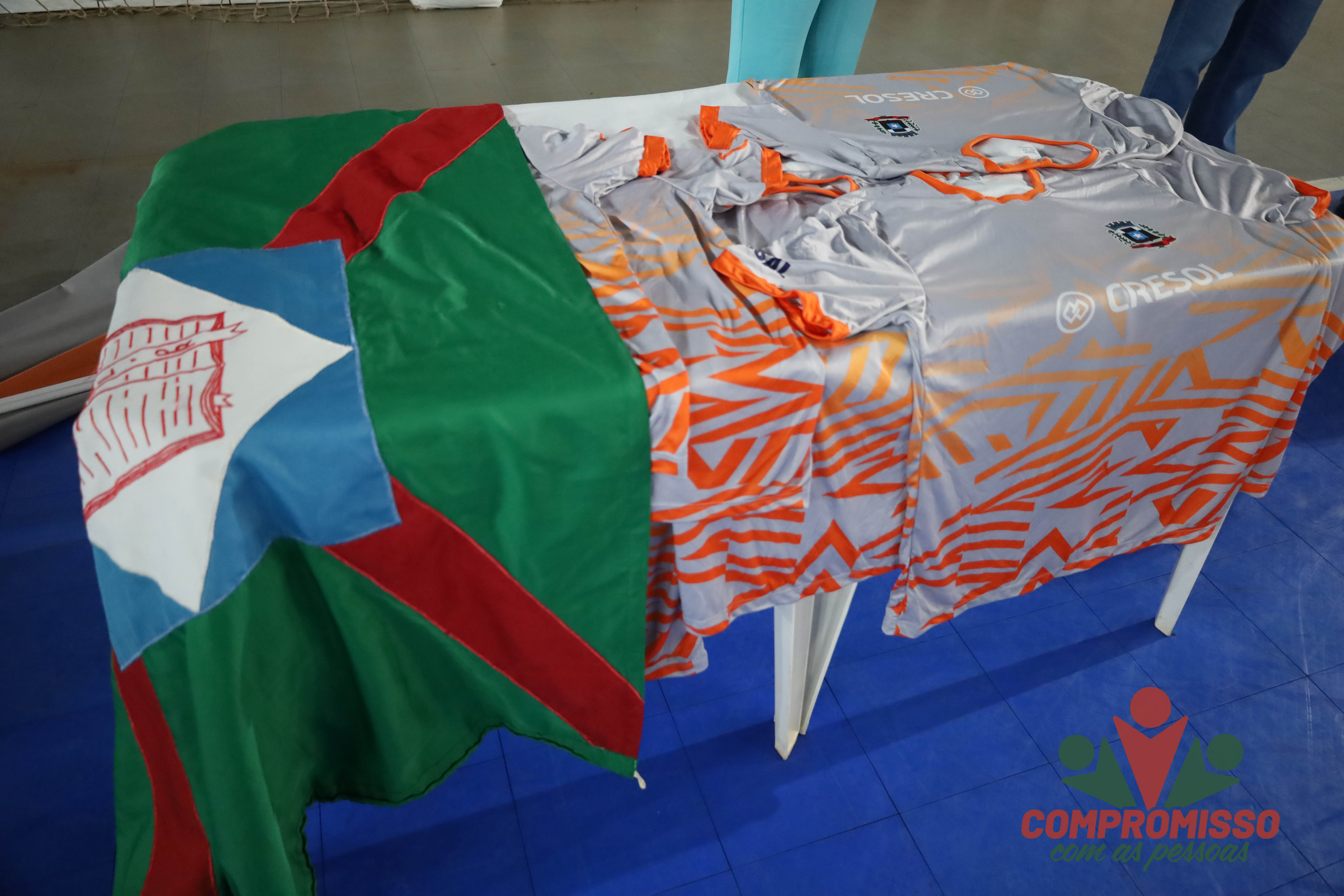 Atletas da Melhor Idade de Missal recebem uniformes da Cresol