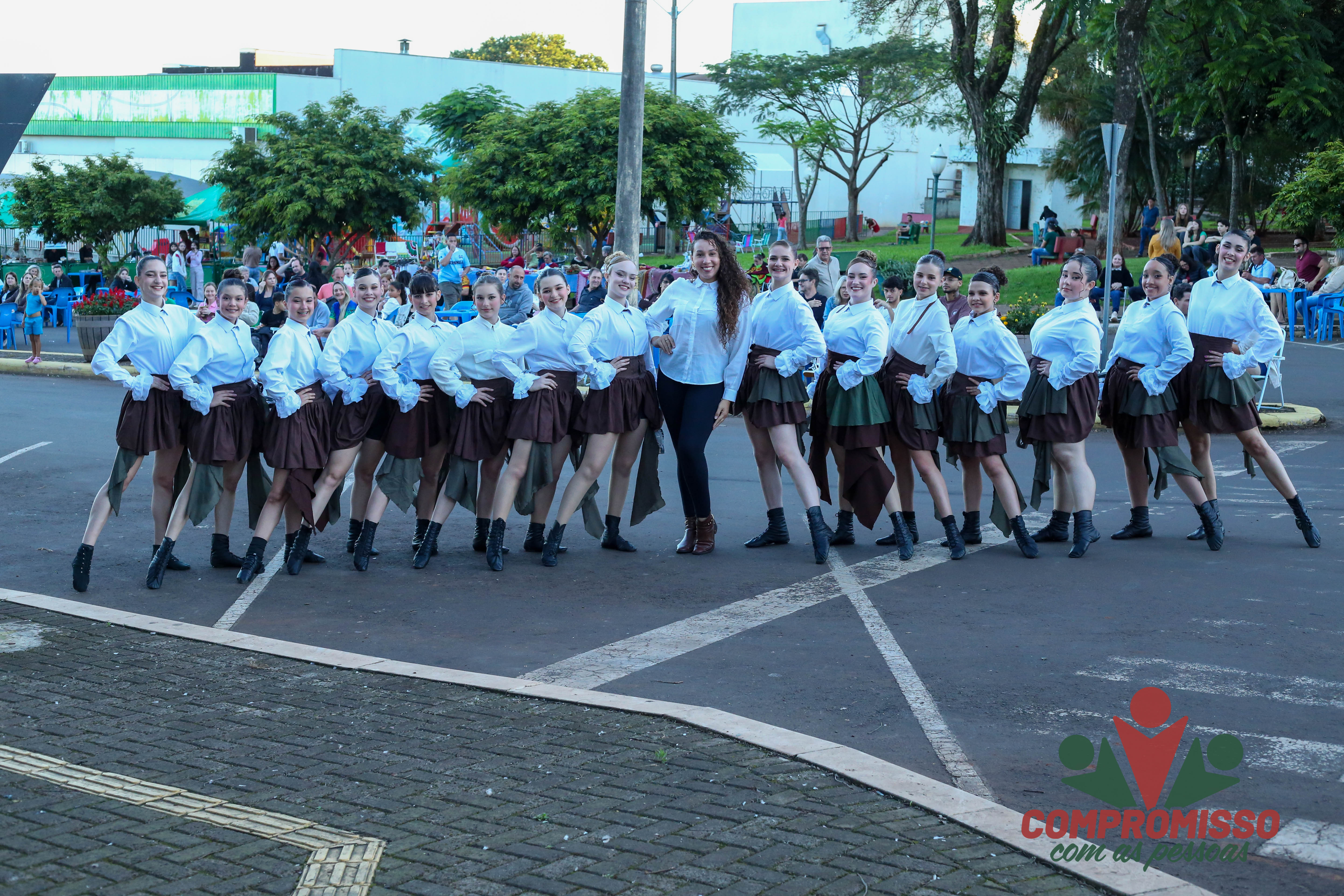 Feira Gastronômica e Cultural de Missal contou com apresentações de música e dança