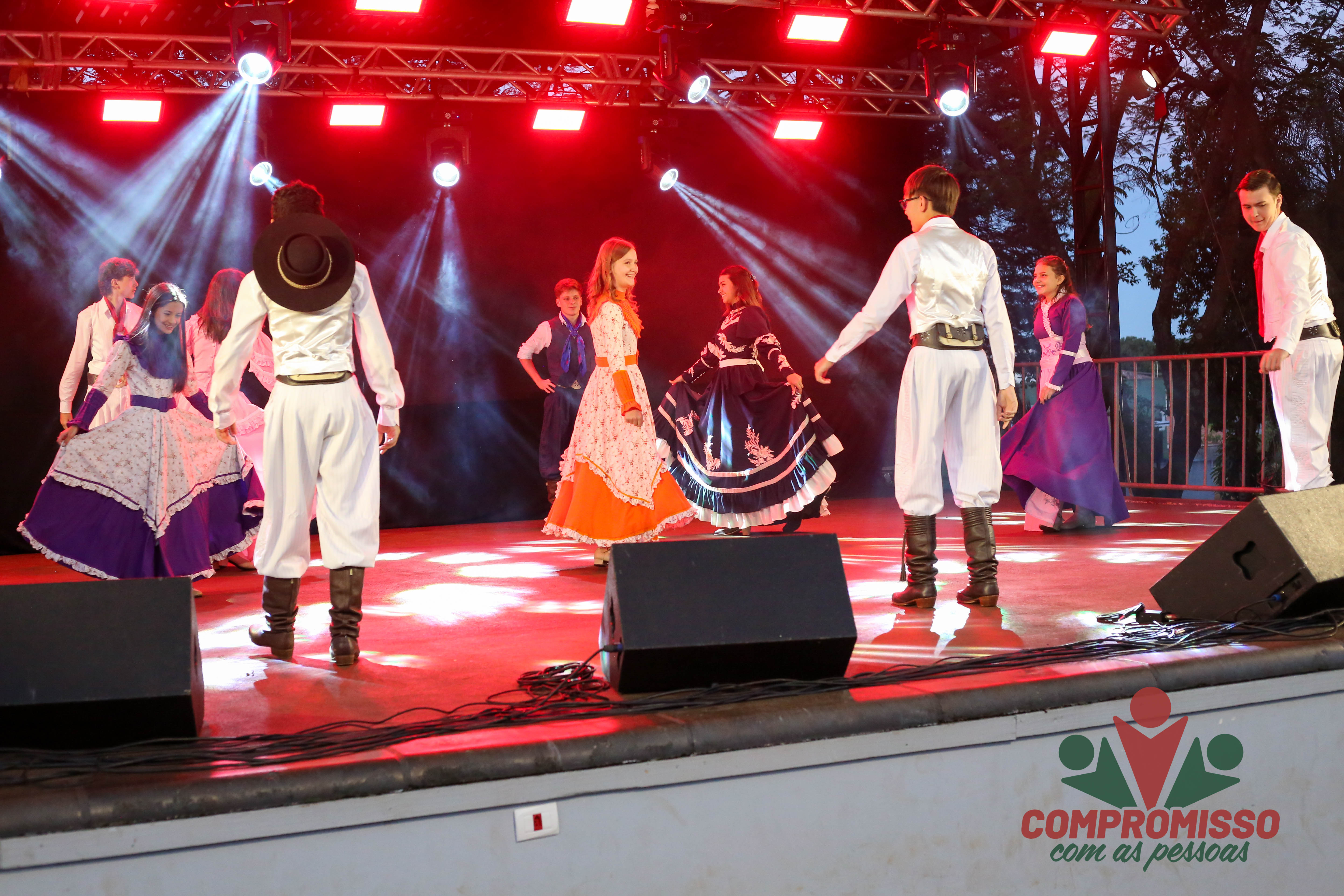 Feira Gastronômica e Cultural de Missal contou com apresentações de música e dança