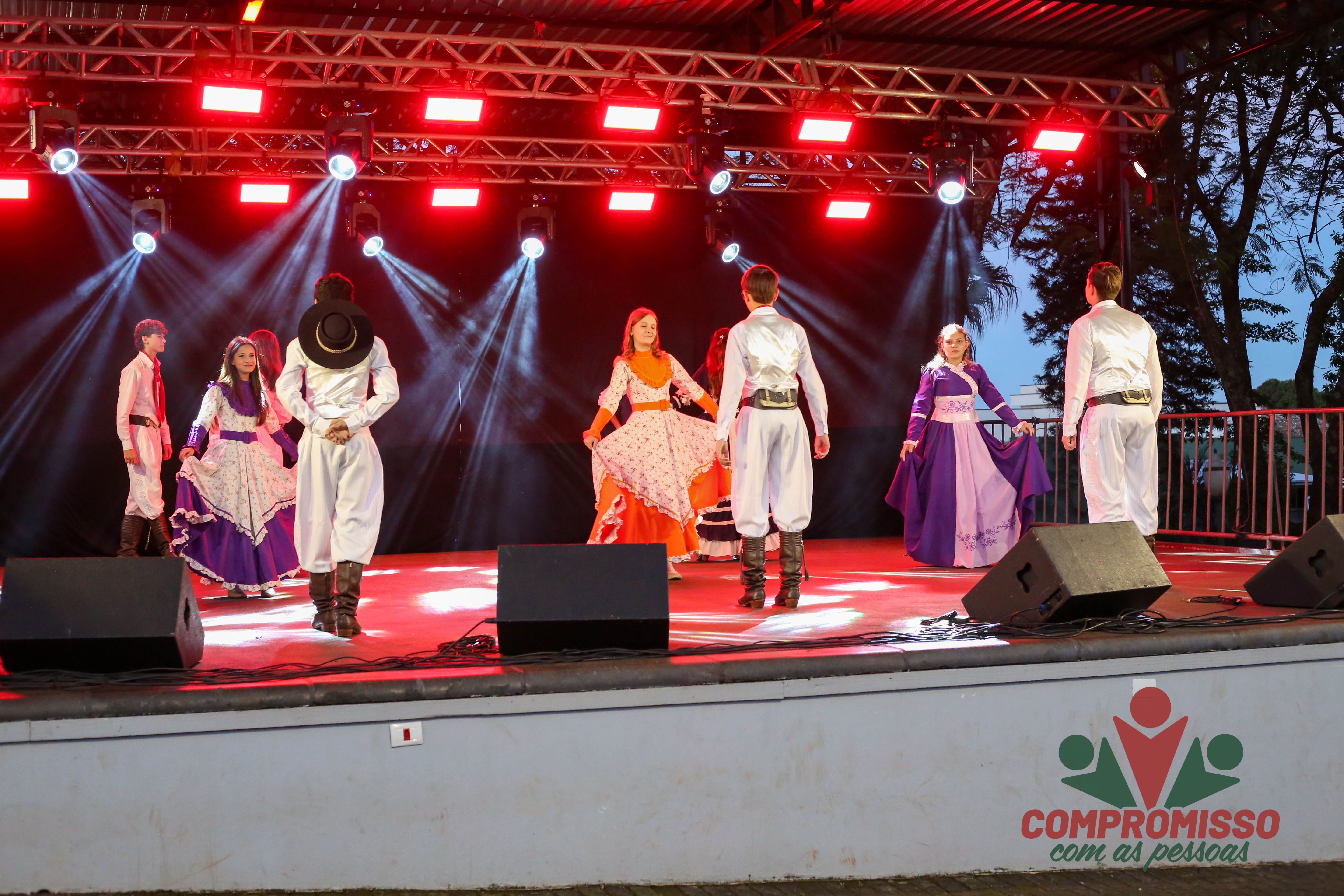 Feira Gastronômica e Cultural de Missal contou com apresentações de música e dança