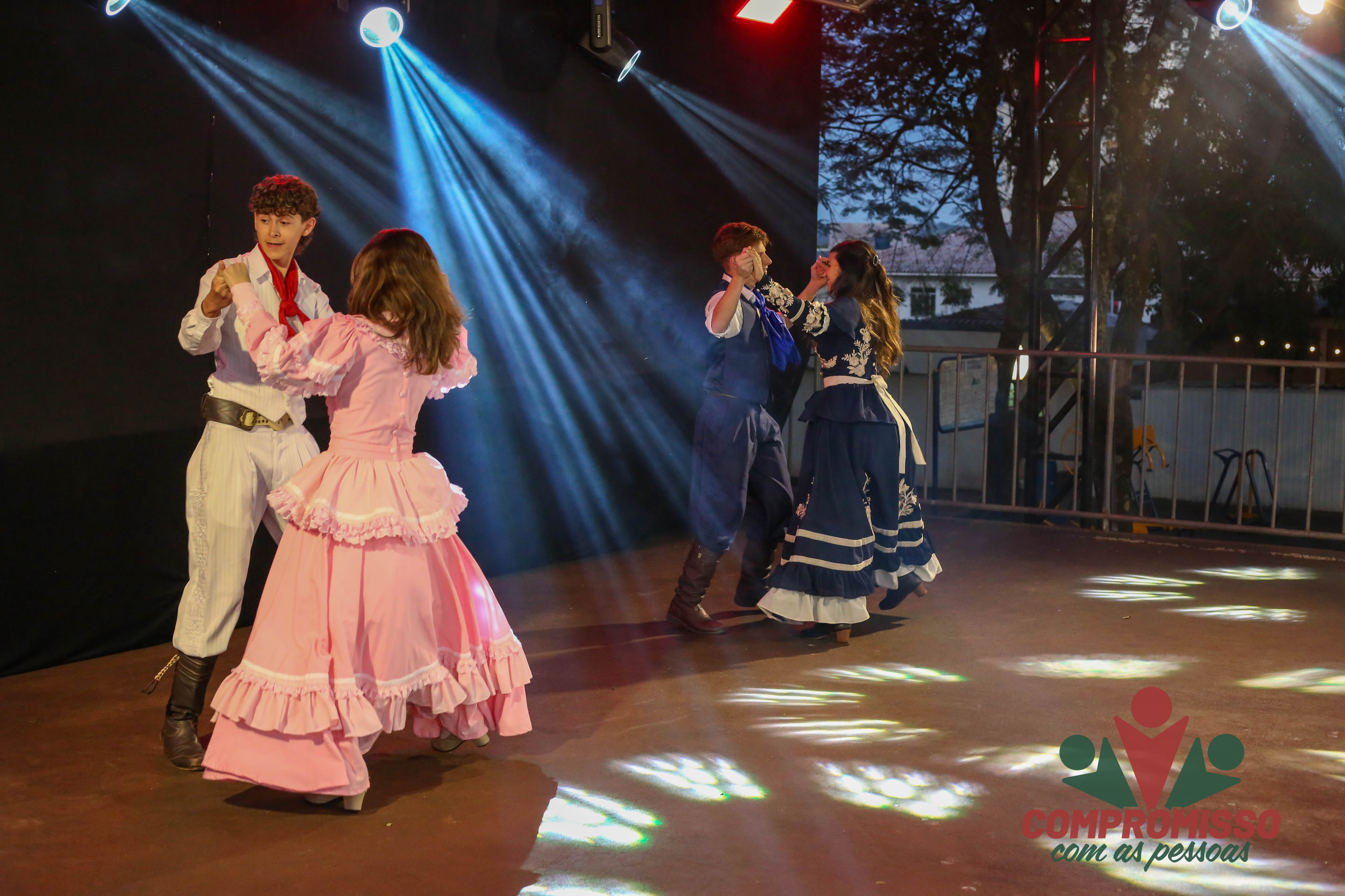 Feira Gastronômica e Cultural de Missal contou com apresentações de música e dança
