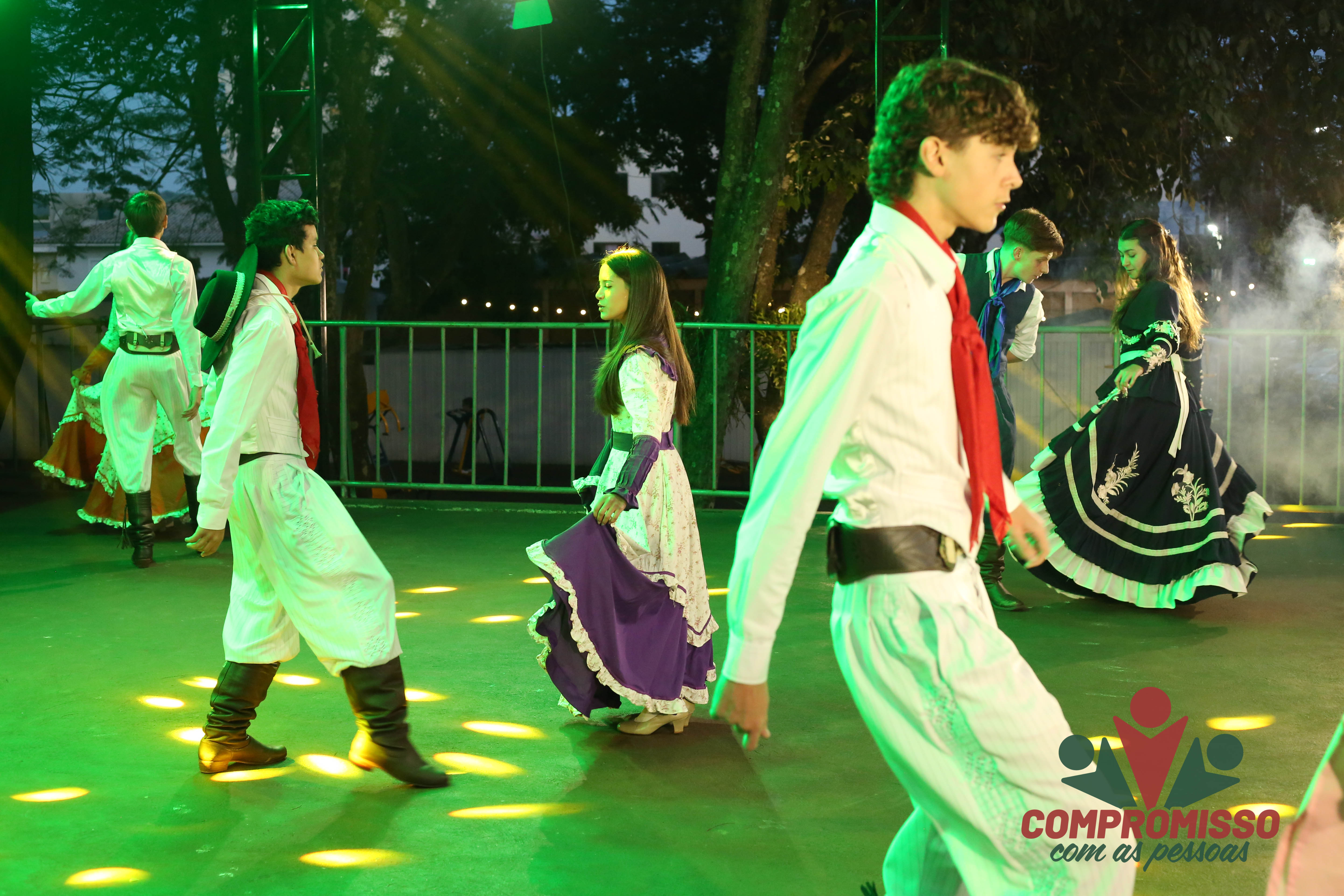 Feira Gastronômica e Cultural de Missal contou com apresentações de música e dança