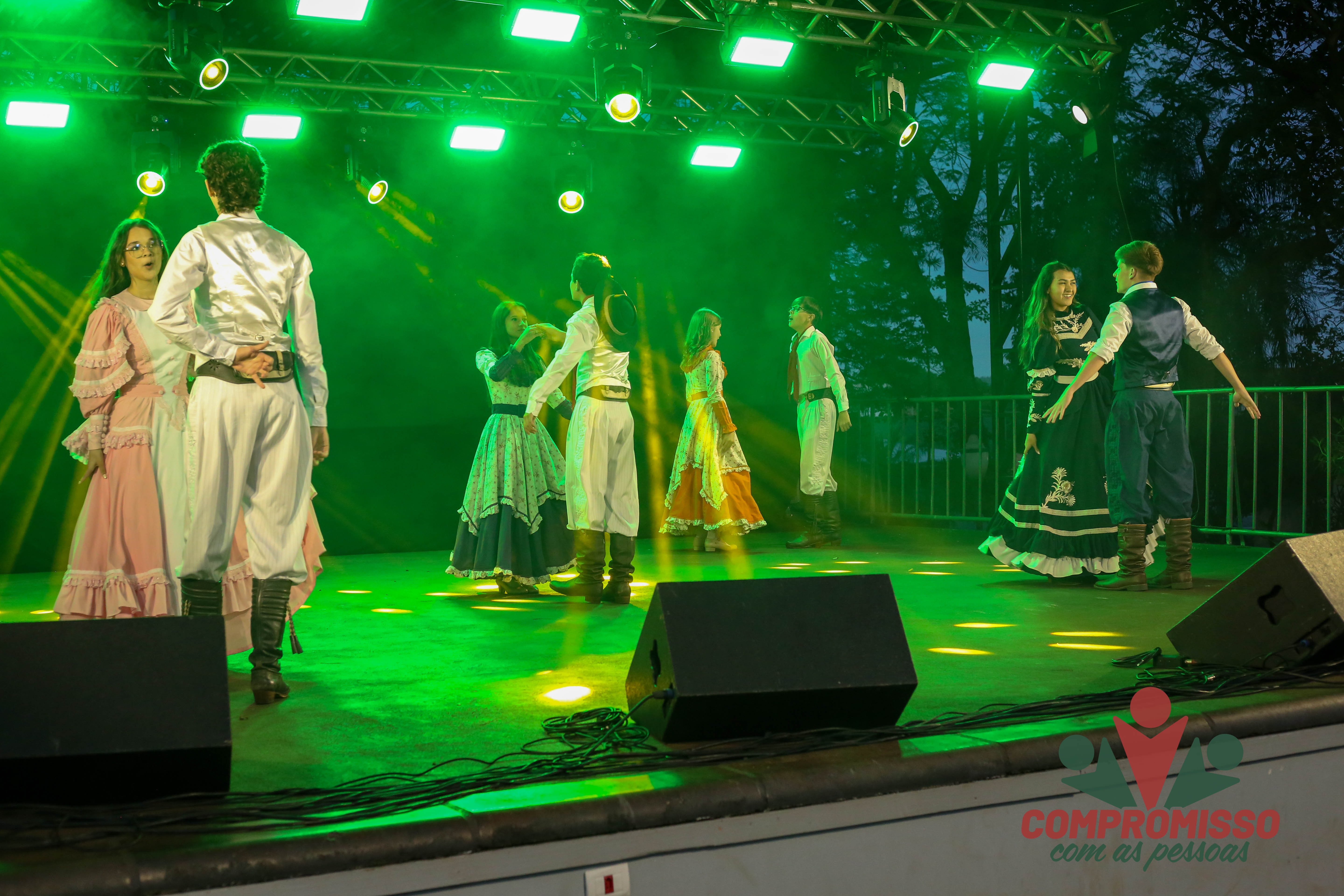 Feira Gastronômica e Cultural de Missal contou com apresentações de música e dança