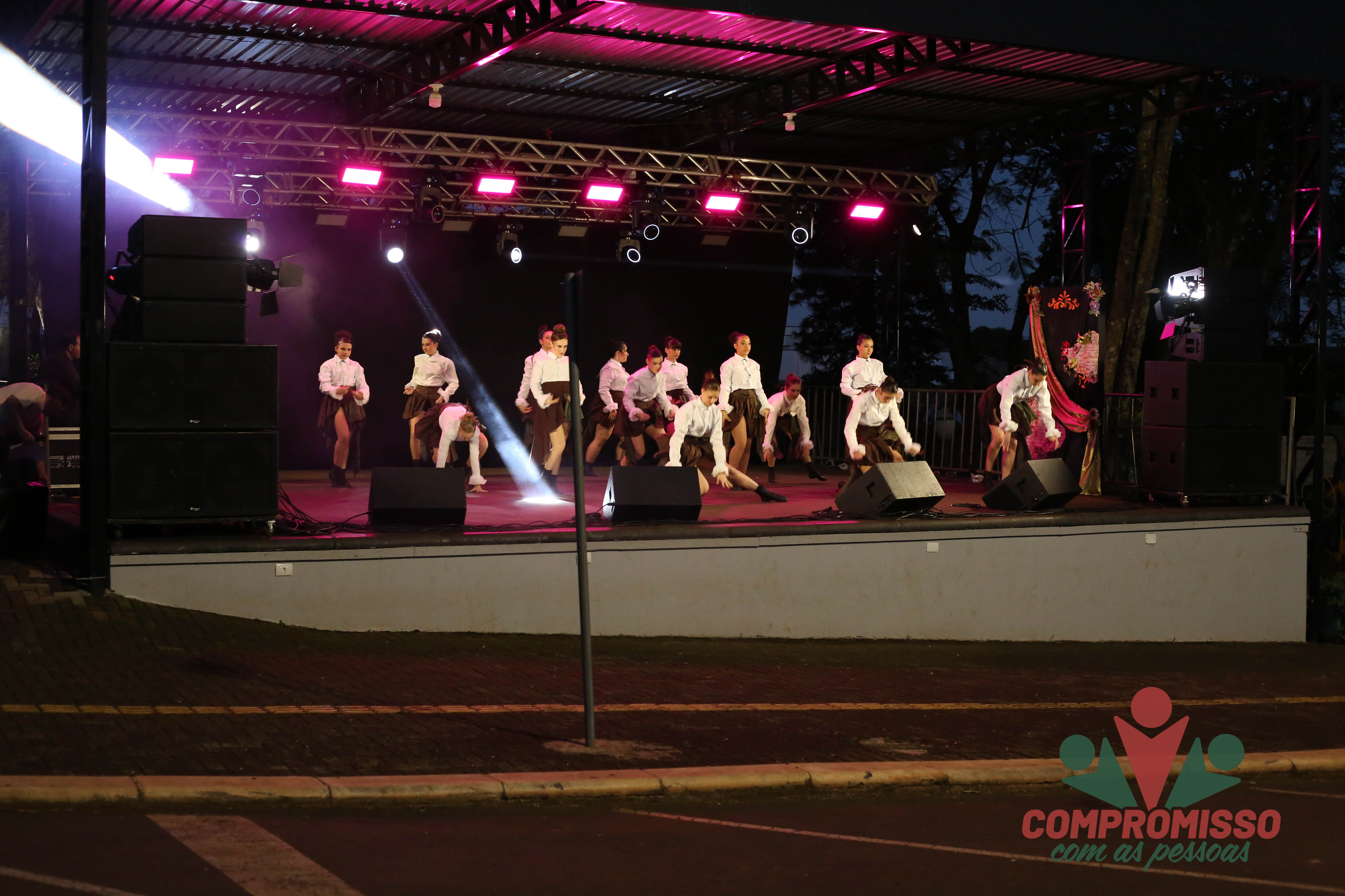Feira Gastronômica e Cultural de Missal contou com apresentações de música e dança