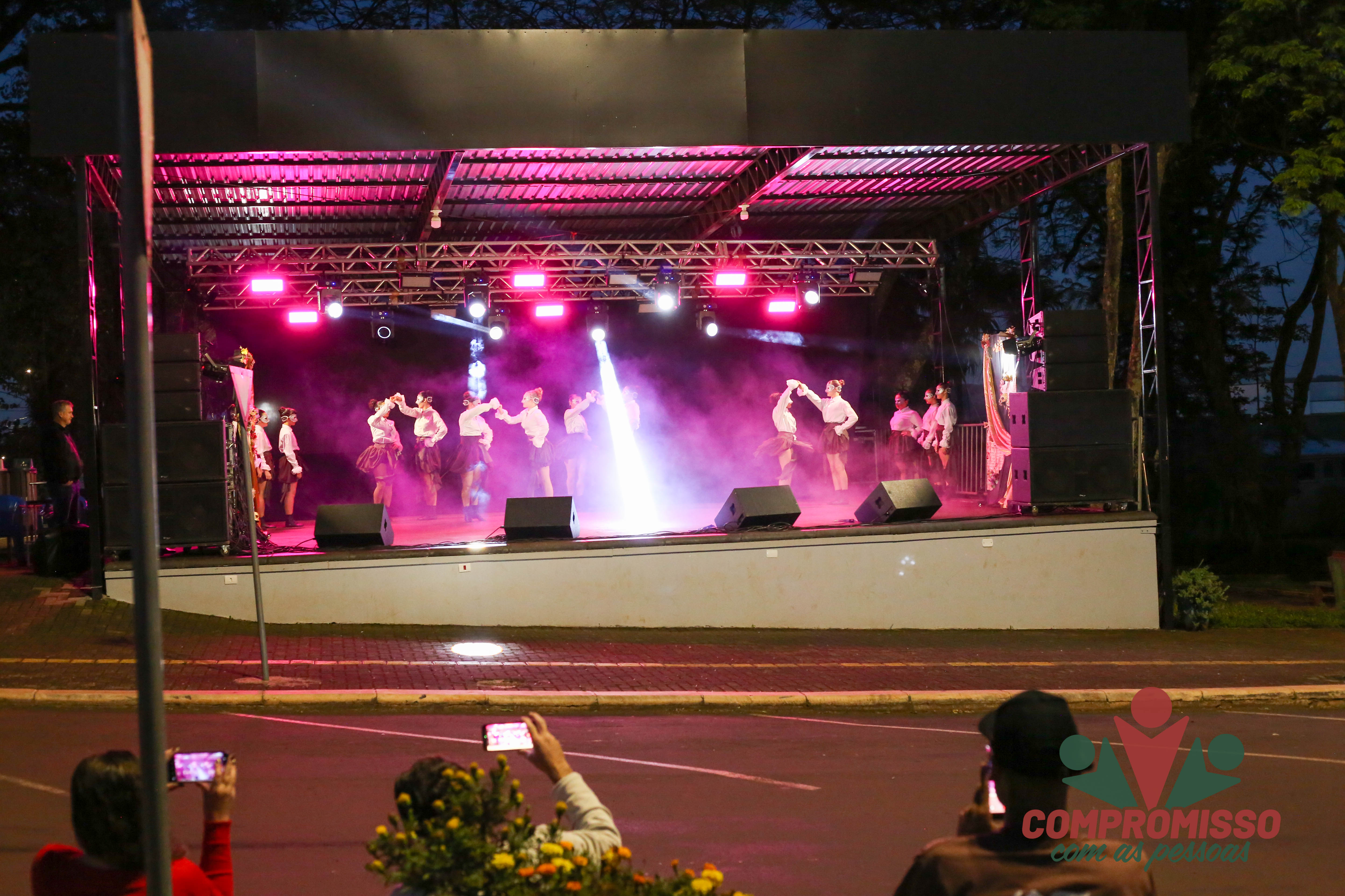 Feira Gastronômica e Cultural de Missal contou com apresentações de música e dança