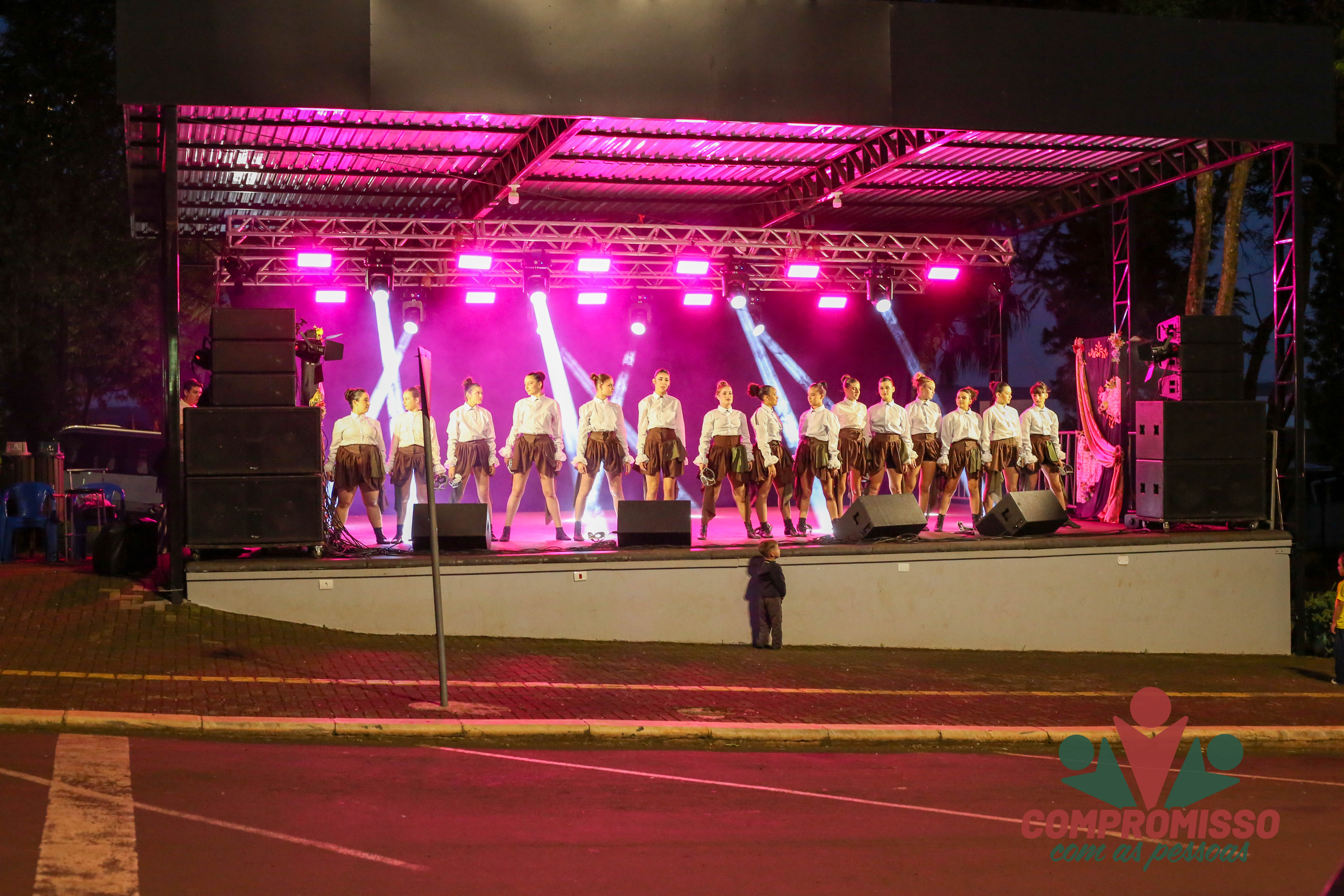 Feira Gastronômica e Cultural de Missal contou com apresentações de música e dança