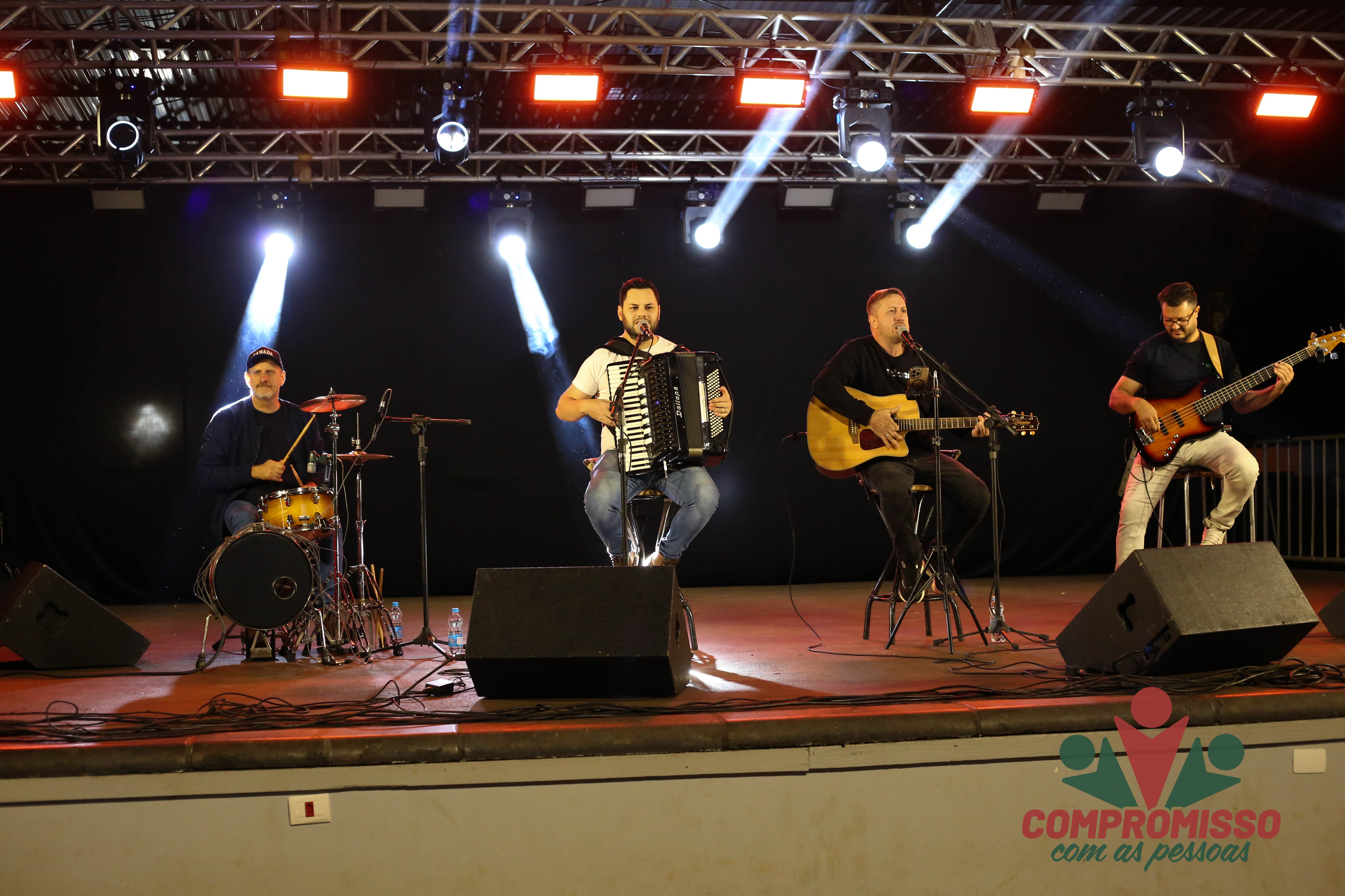 Feira Gastronômica e Cultural de Missal contou com apresentações de música e dança