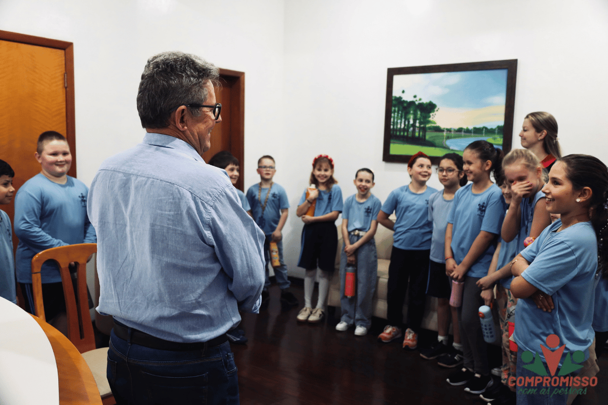 Turma da Escola Antônio Raposo Tavares visita Paço Municipal