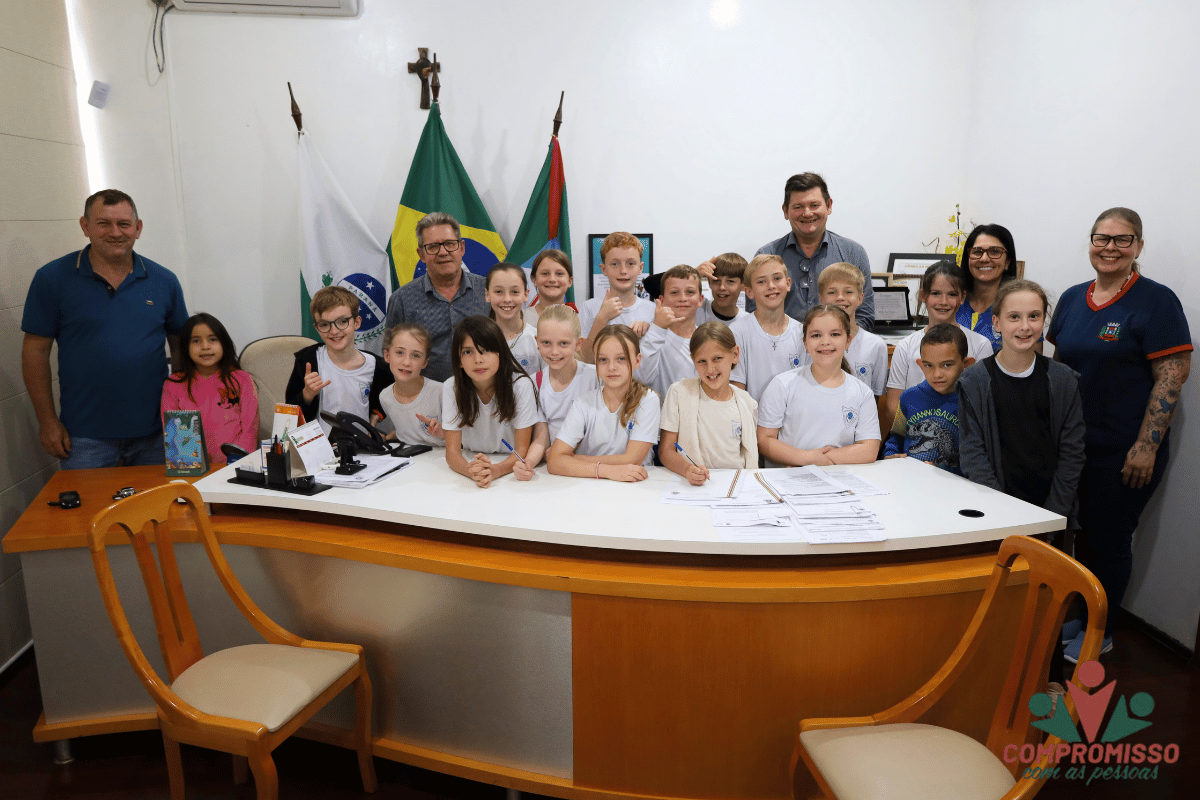 Alunos da Escola Joaquim Nabuco visitam espaços públicos