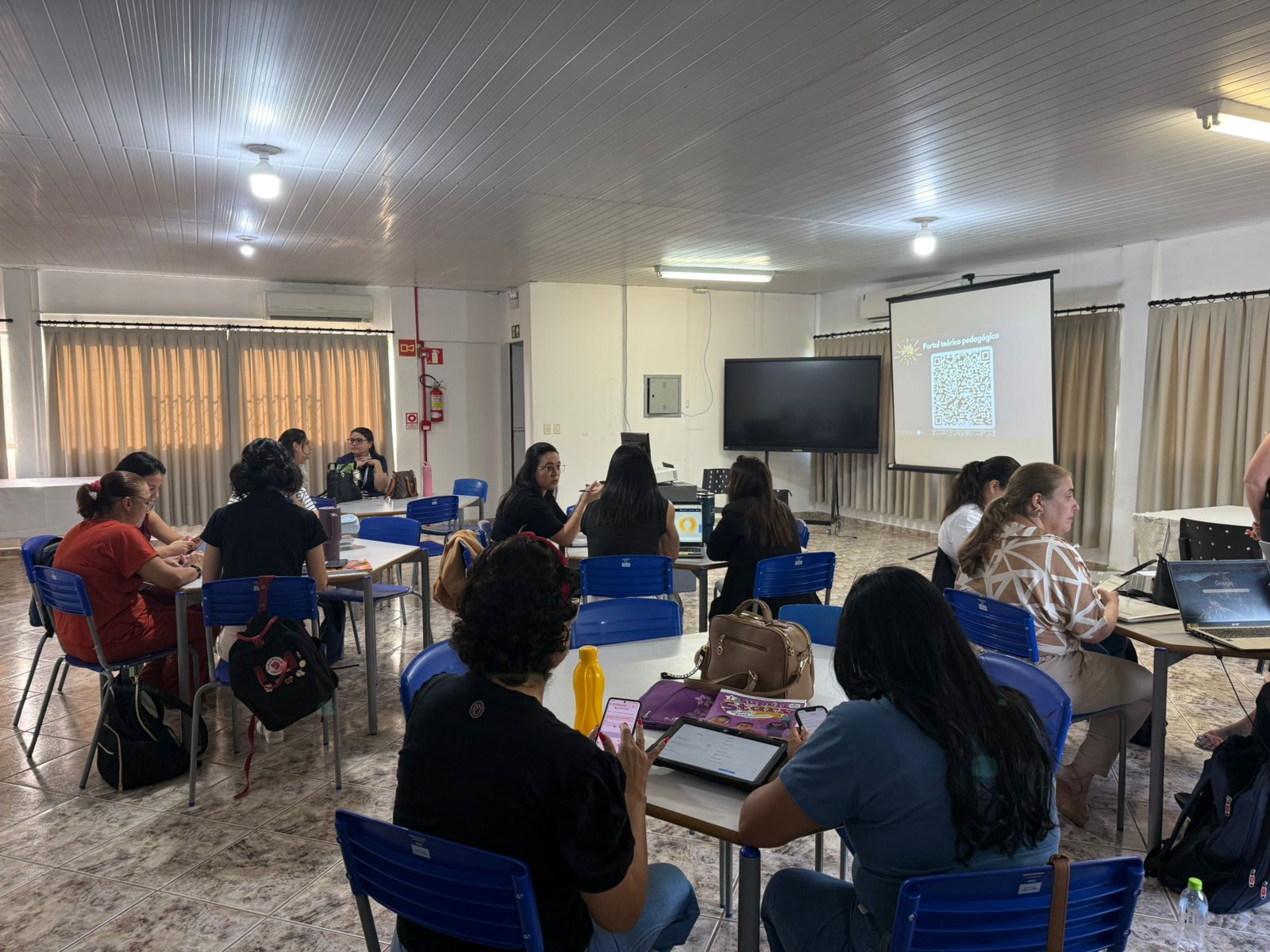 Núcleo de Cooperação Pedagógica realiza formação do componente curricular Inglês Paraná Kids