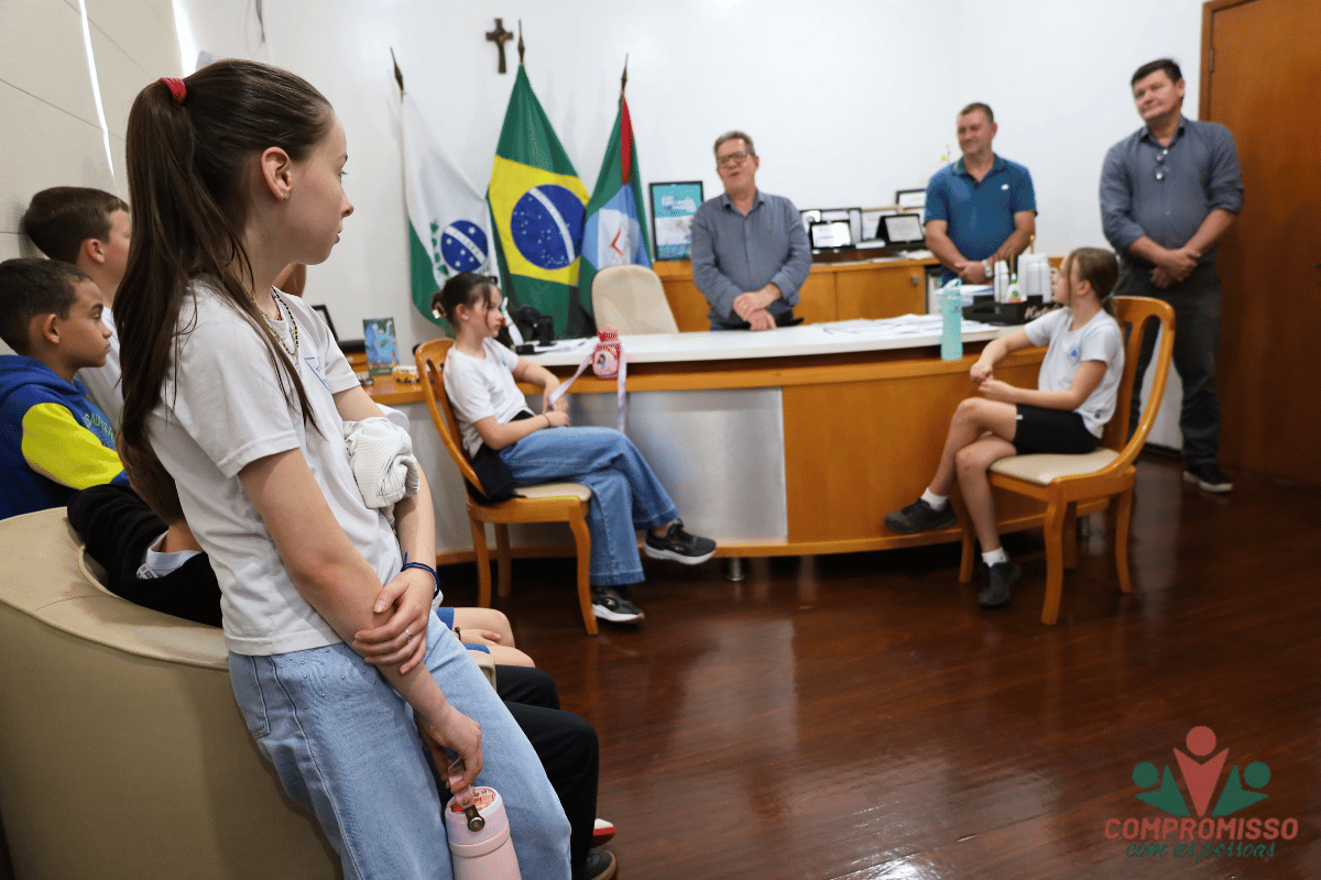 Alunos da Escola Joaquim Nabuco visitam espaços públicos