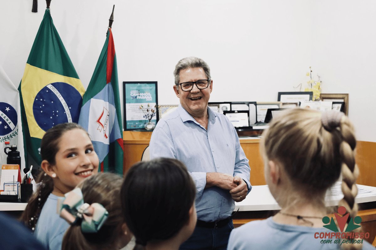 Turma da Escola Antônio Raposo Tavares visita Paço Municipal