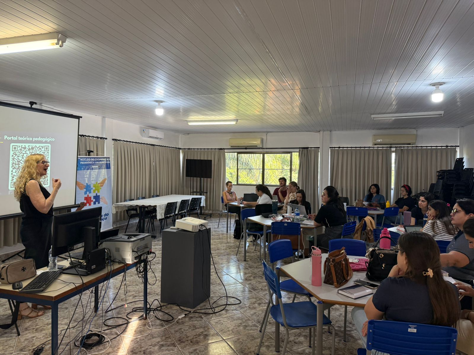 Núcleo de Cooperação Pedagógica realiza formação do componente curricular Inglês Paraná Kids