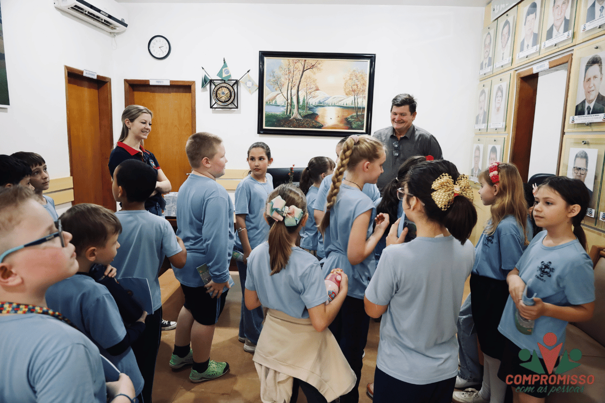 Turma da Escola Antônio Raposo Tavares visita Paço Municipal