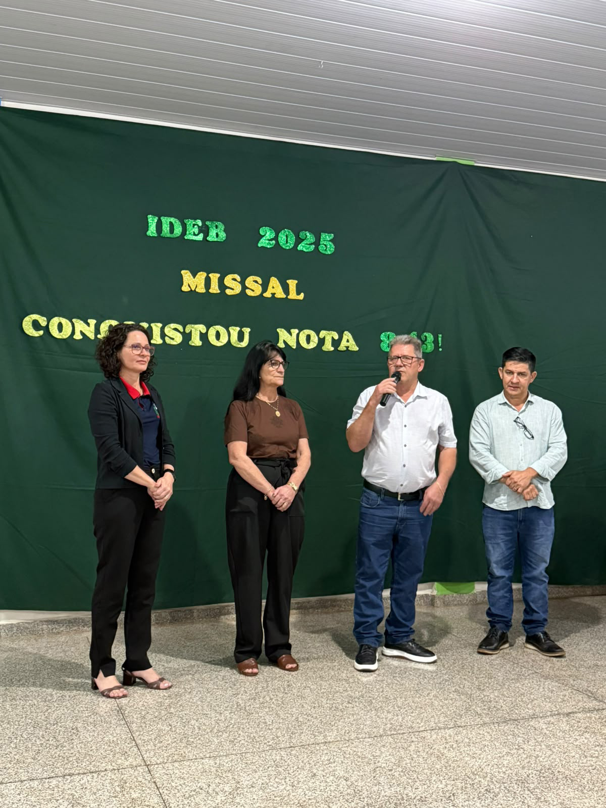 Secretaria de Educação de Missal entrega certificados pela nota no IDEB