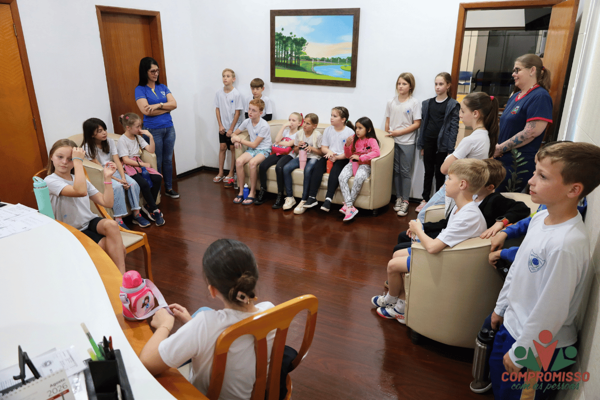 Alunos da Escola Joaquim Nabuco visitam espaços públicos