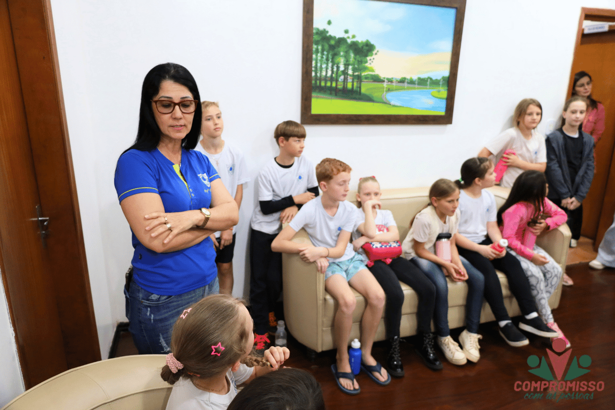 Alunos da Escola Joaquim Nabuco visitam espaços públicos