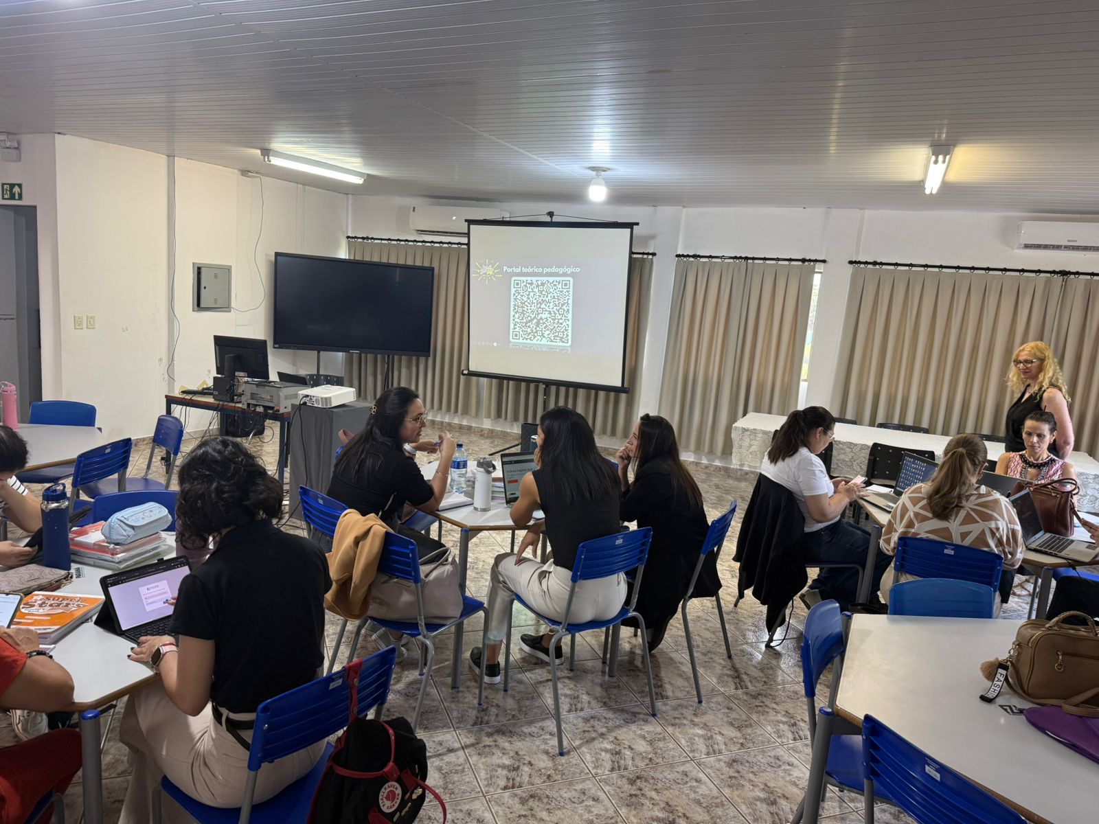 Núcleo de Cooperação Pedagógica realiza formação do componente curricular Inglês Paraná Kids