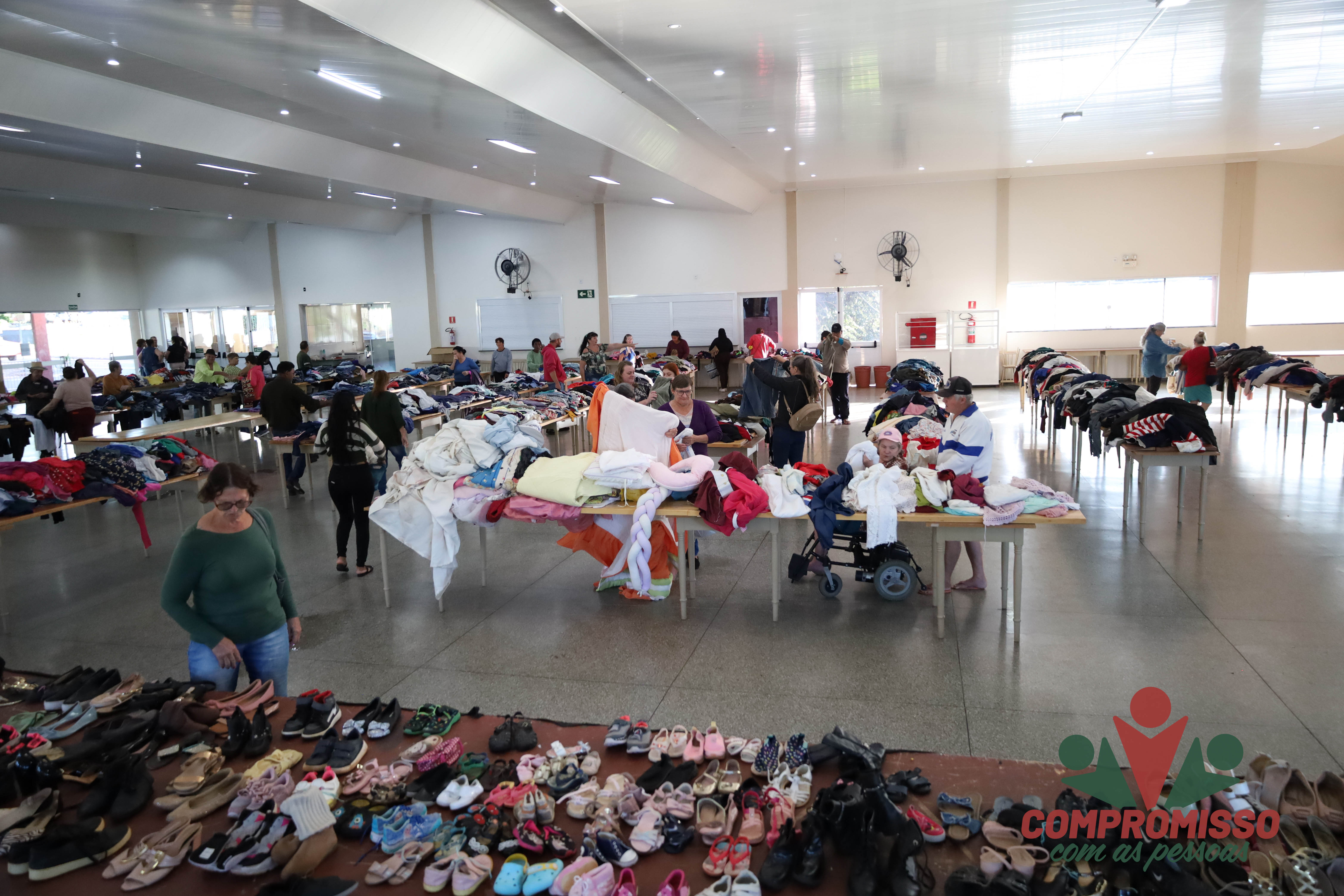Começou o Feirão de Roupas Usadas em Missal