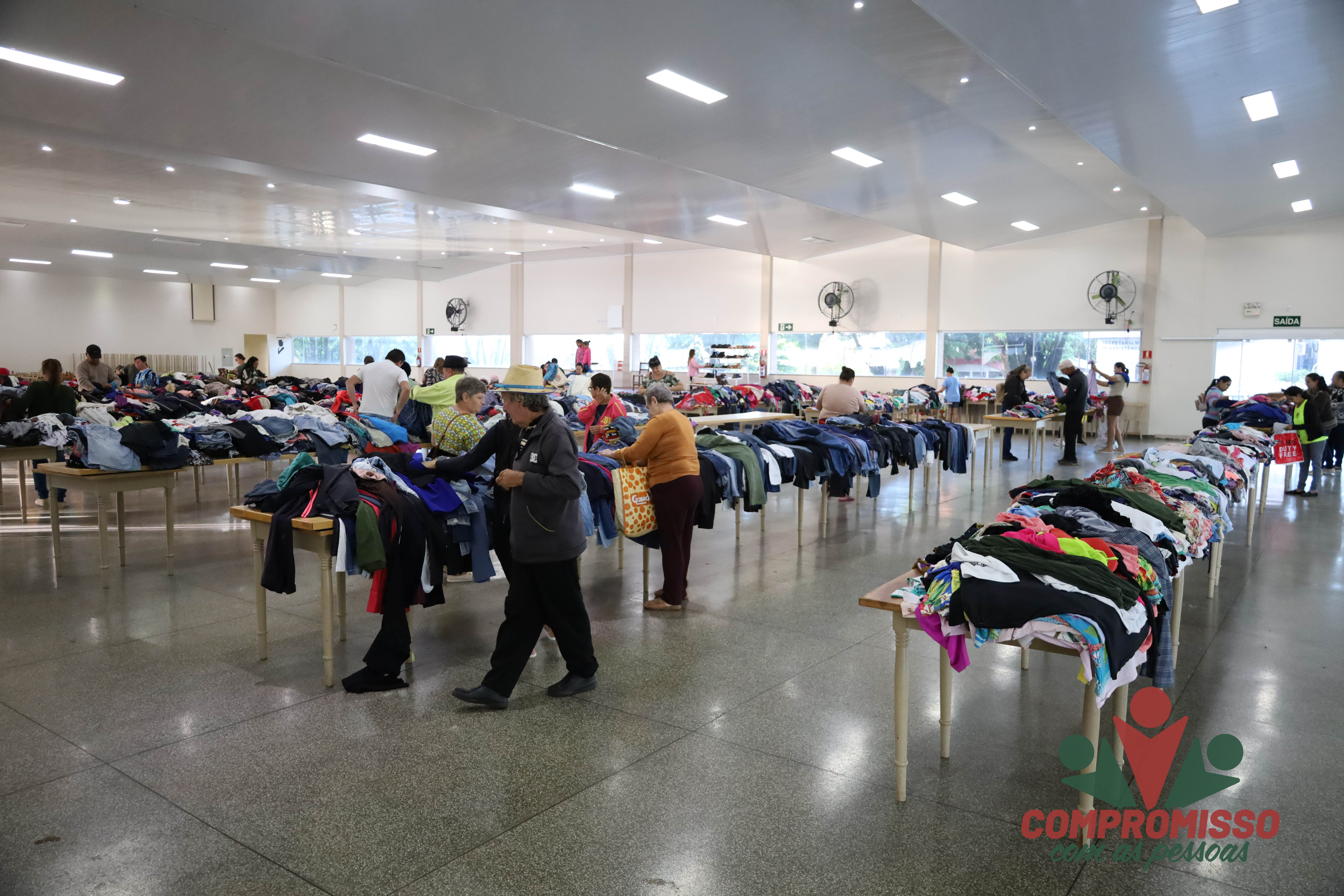 Começou o Feirão de Roupas Usadas em Missal