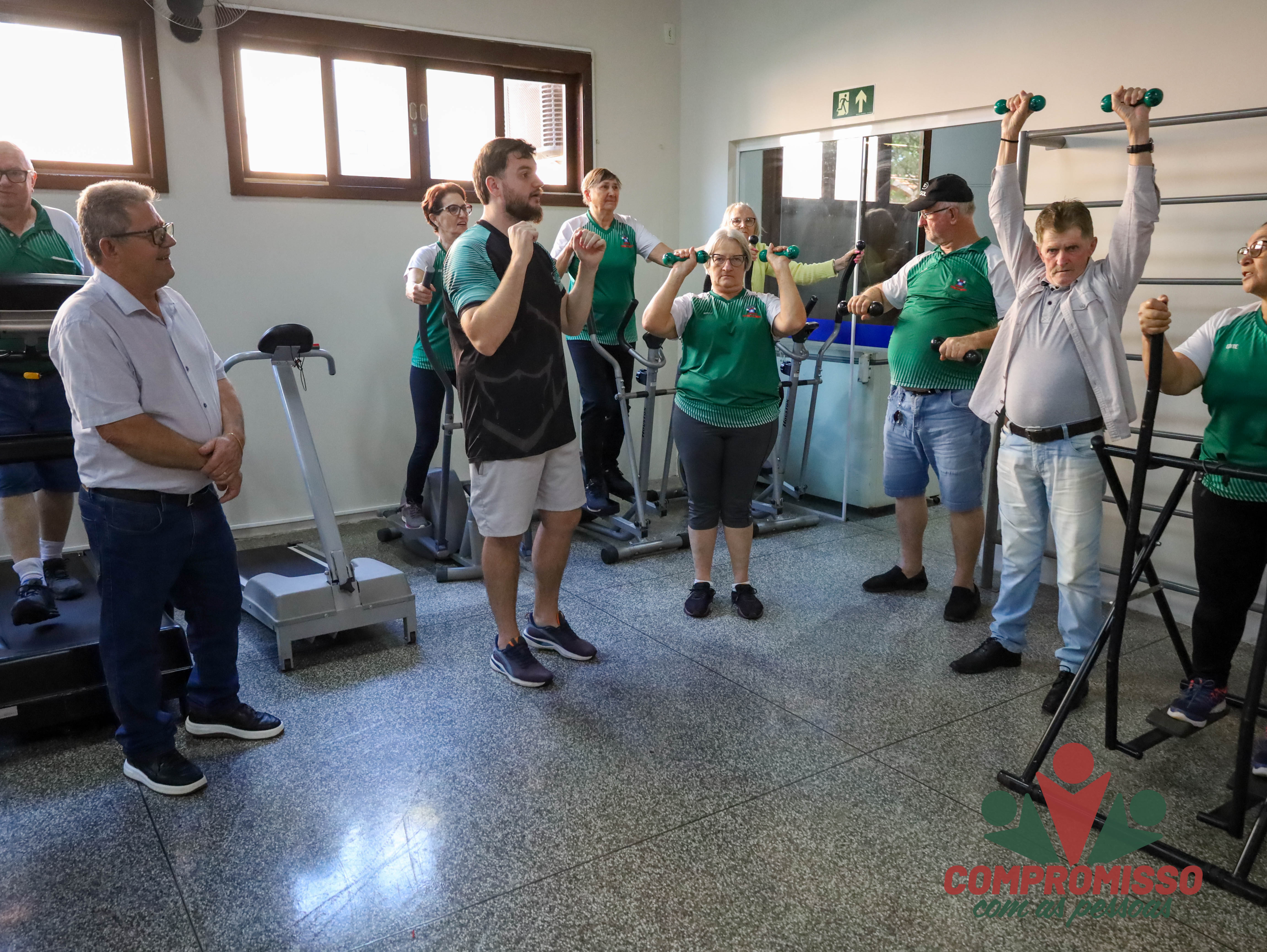 Academia dos Idosos recebe novos equipamentos