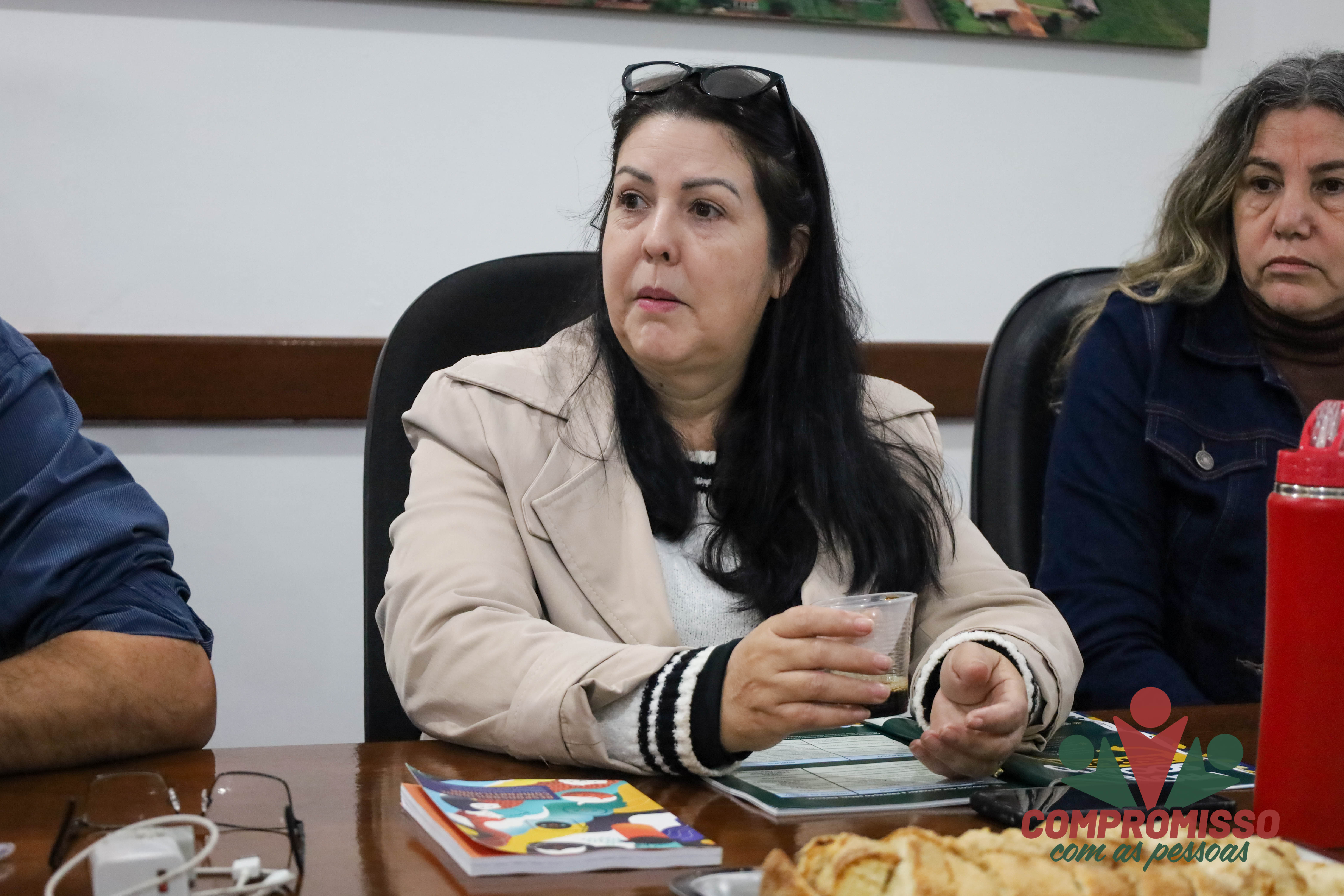 Equipe técnica da Secretaria da Assistência Social de Missal se reúne com representantes da Sedef