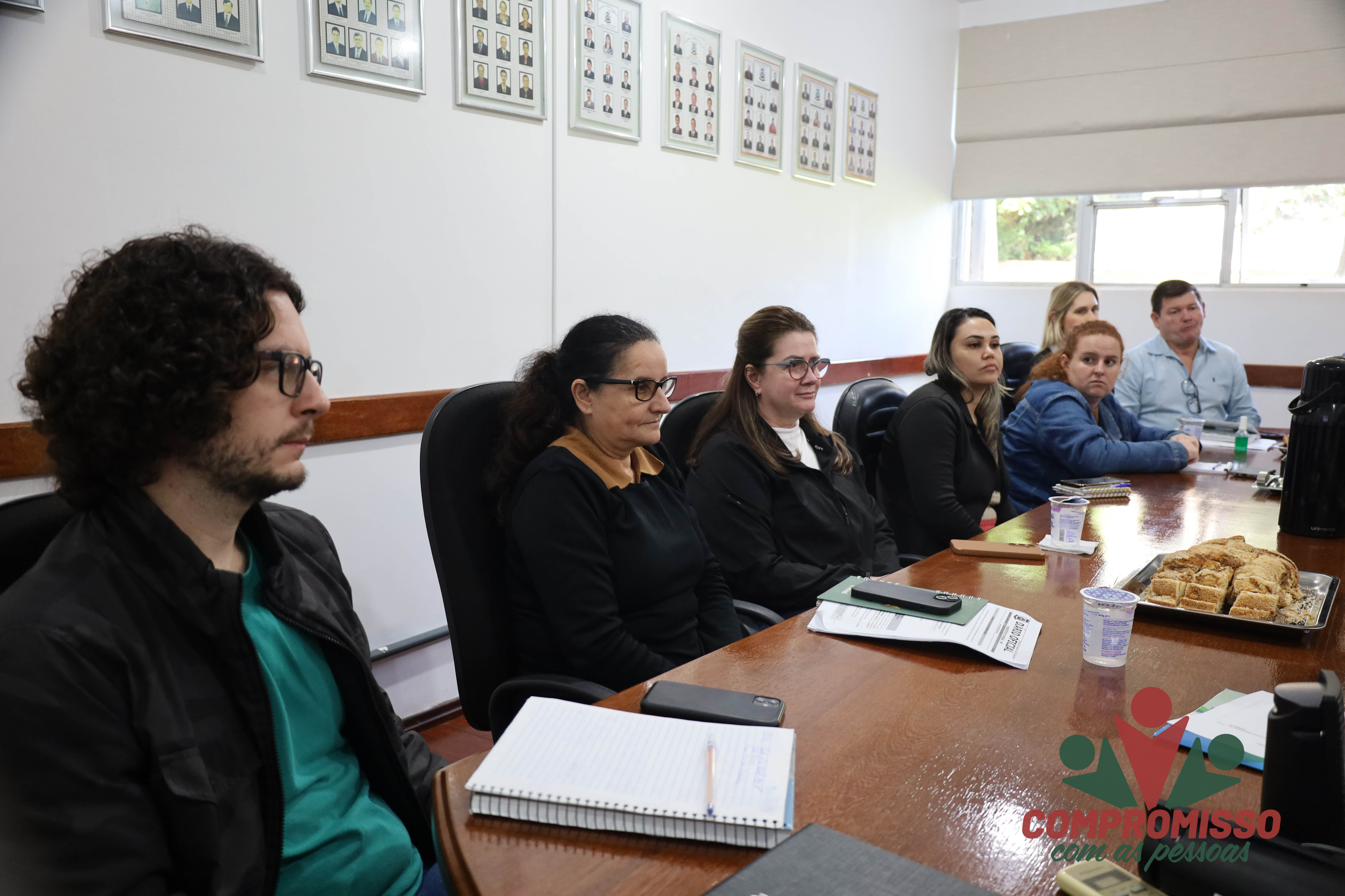 Equipe técnica da Secretaria da Assistência Social de Missal se reúne com representantes da Sedef