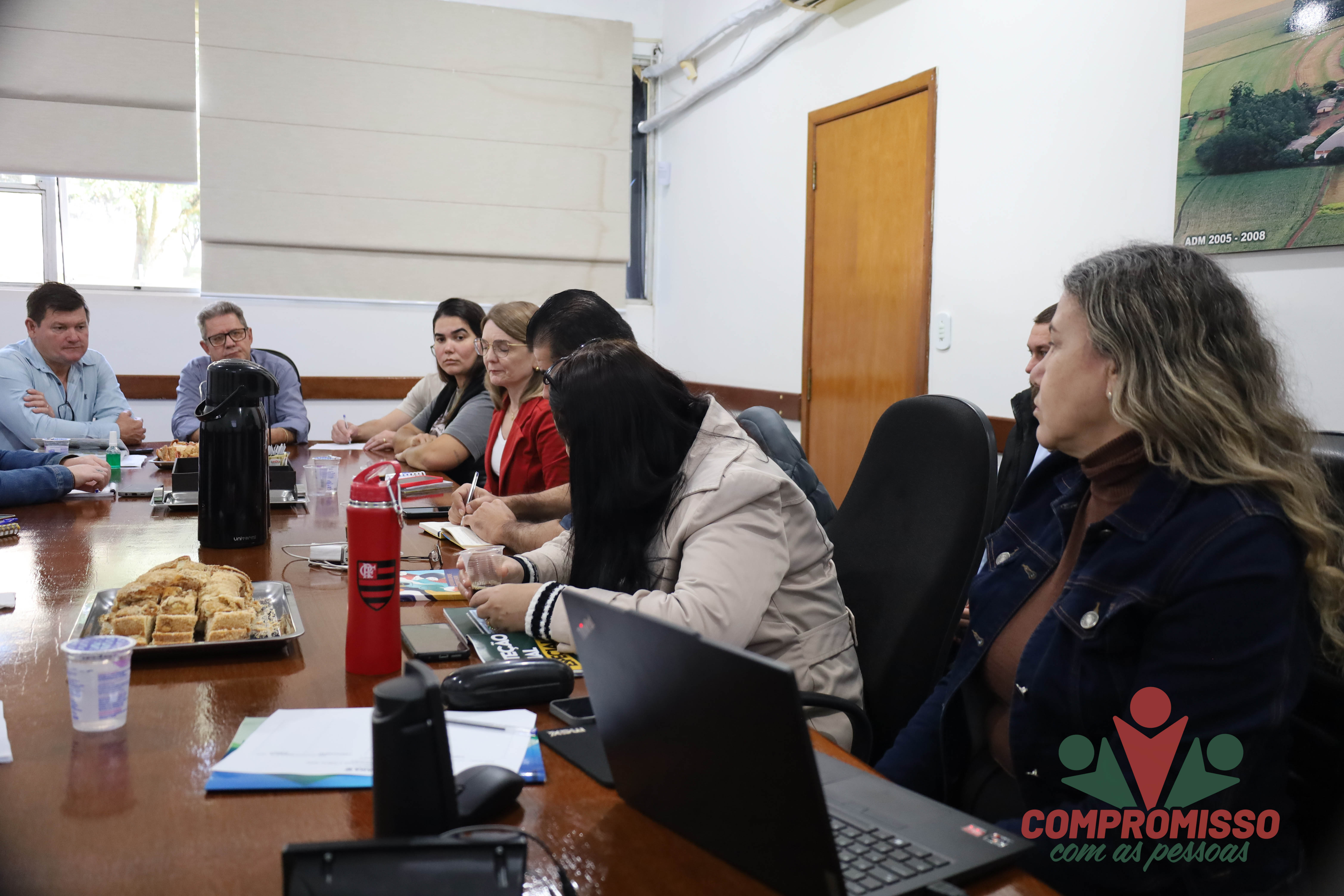 Equipe técnica da Secretaria da Assistência Social de Missal se reúne com representantes da Sedef