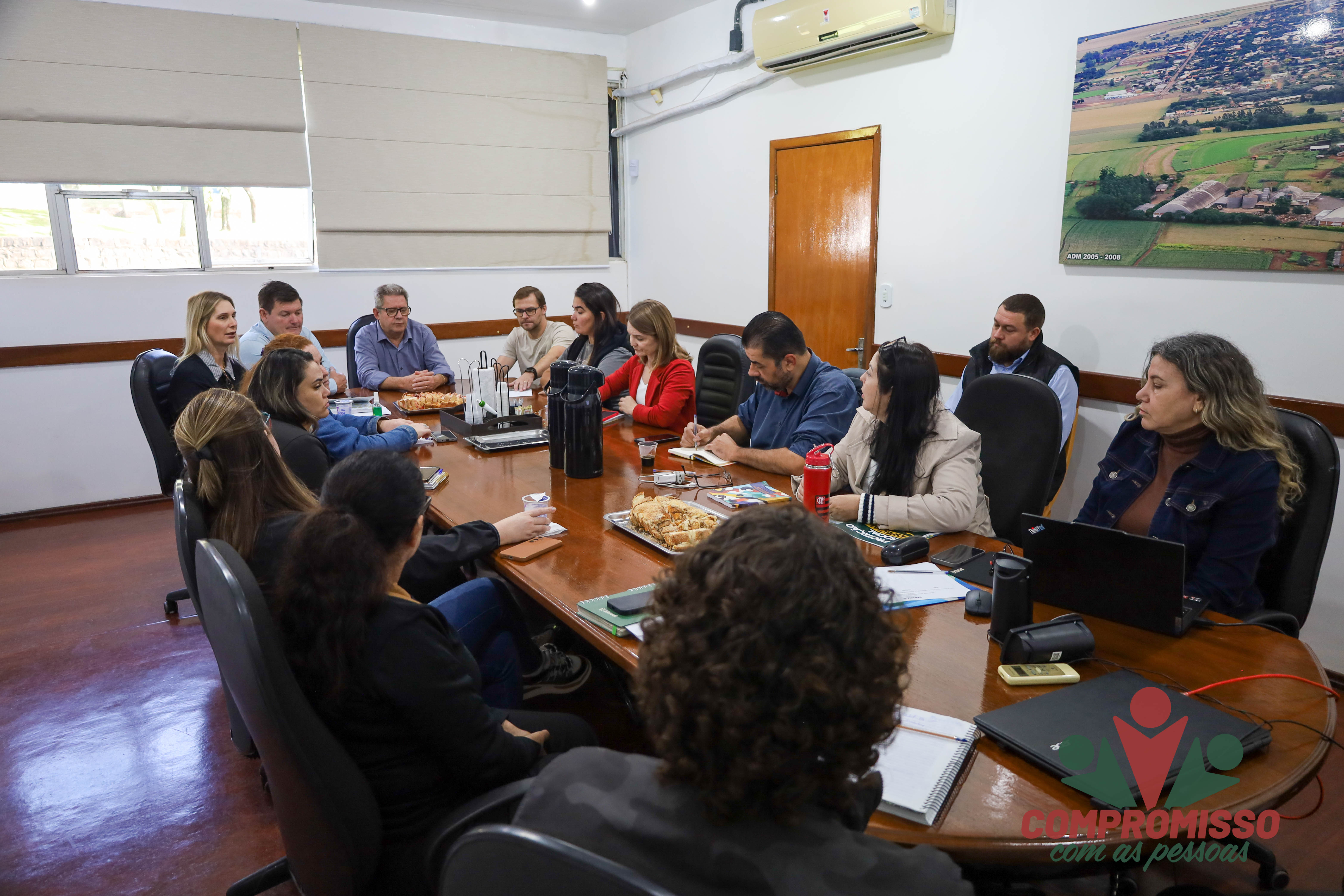 Equipe técnica da Secretaria da Assistência Social de Missal se reúne com representantes da Sedef