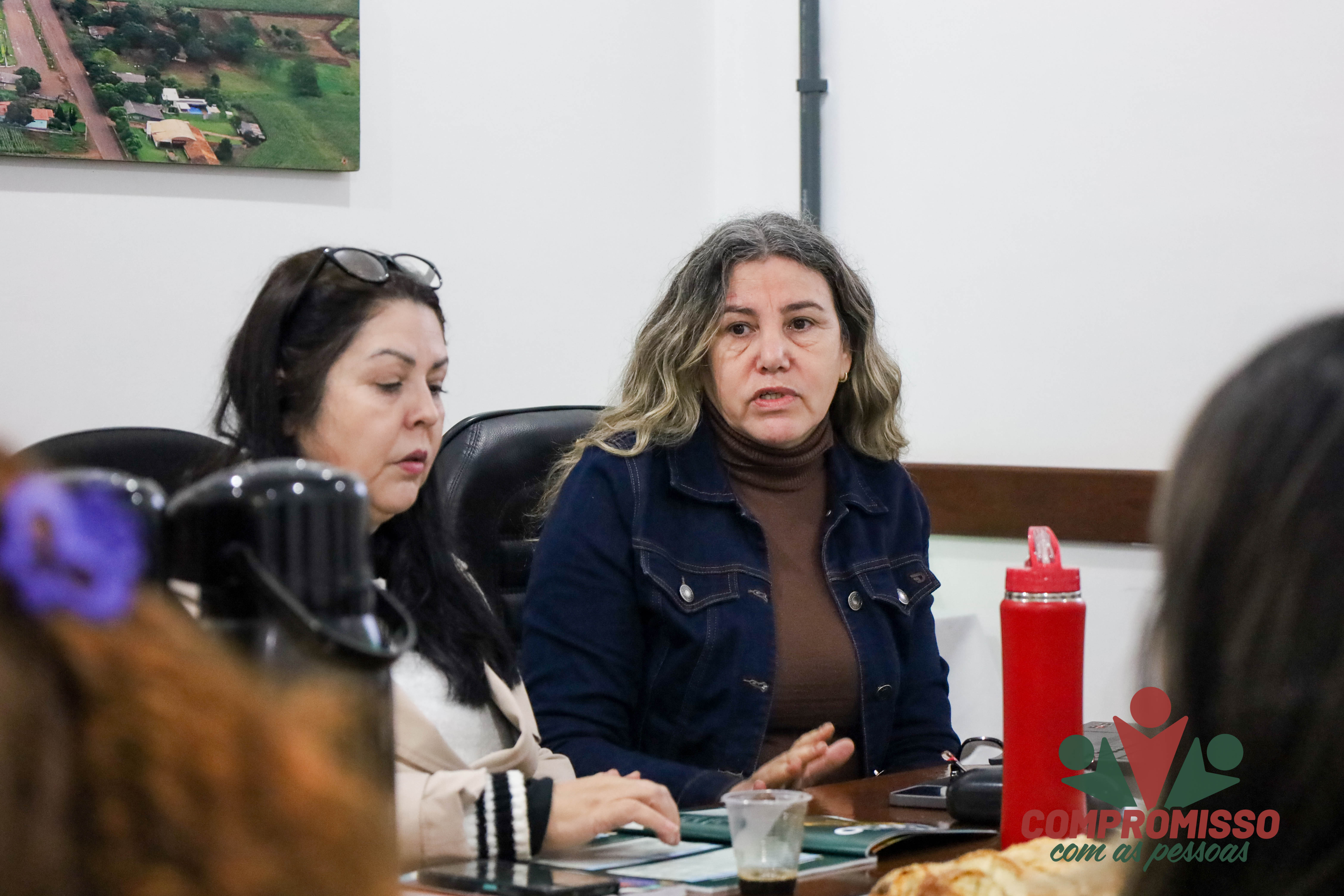 Equipe técnica da Secretaria da Assistência Social de Missal se reúne com representantes da Sedef