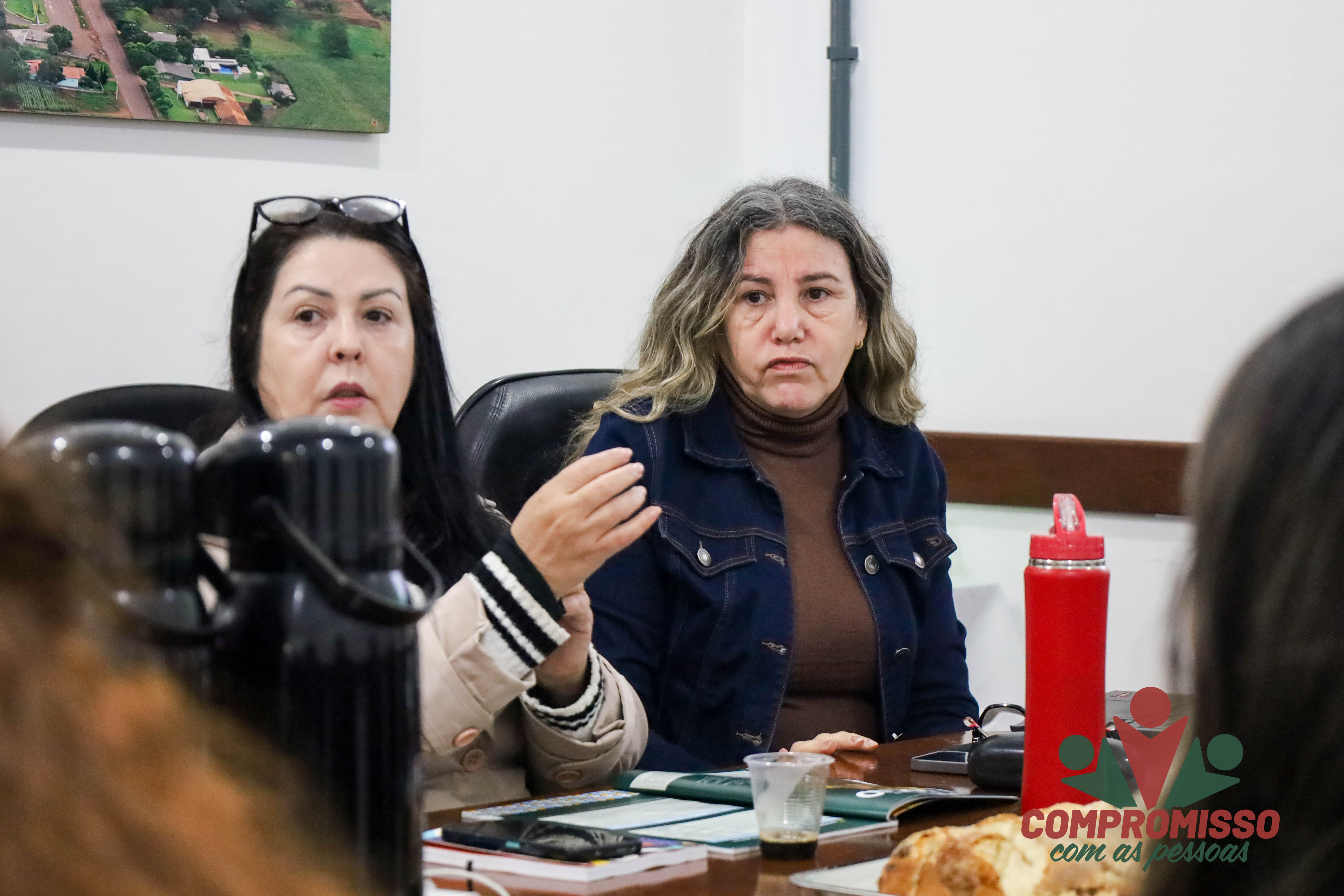 Equipe técnica da Secretaria da Assistência Social de Missal se reúne com representantes da Sedef