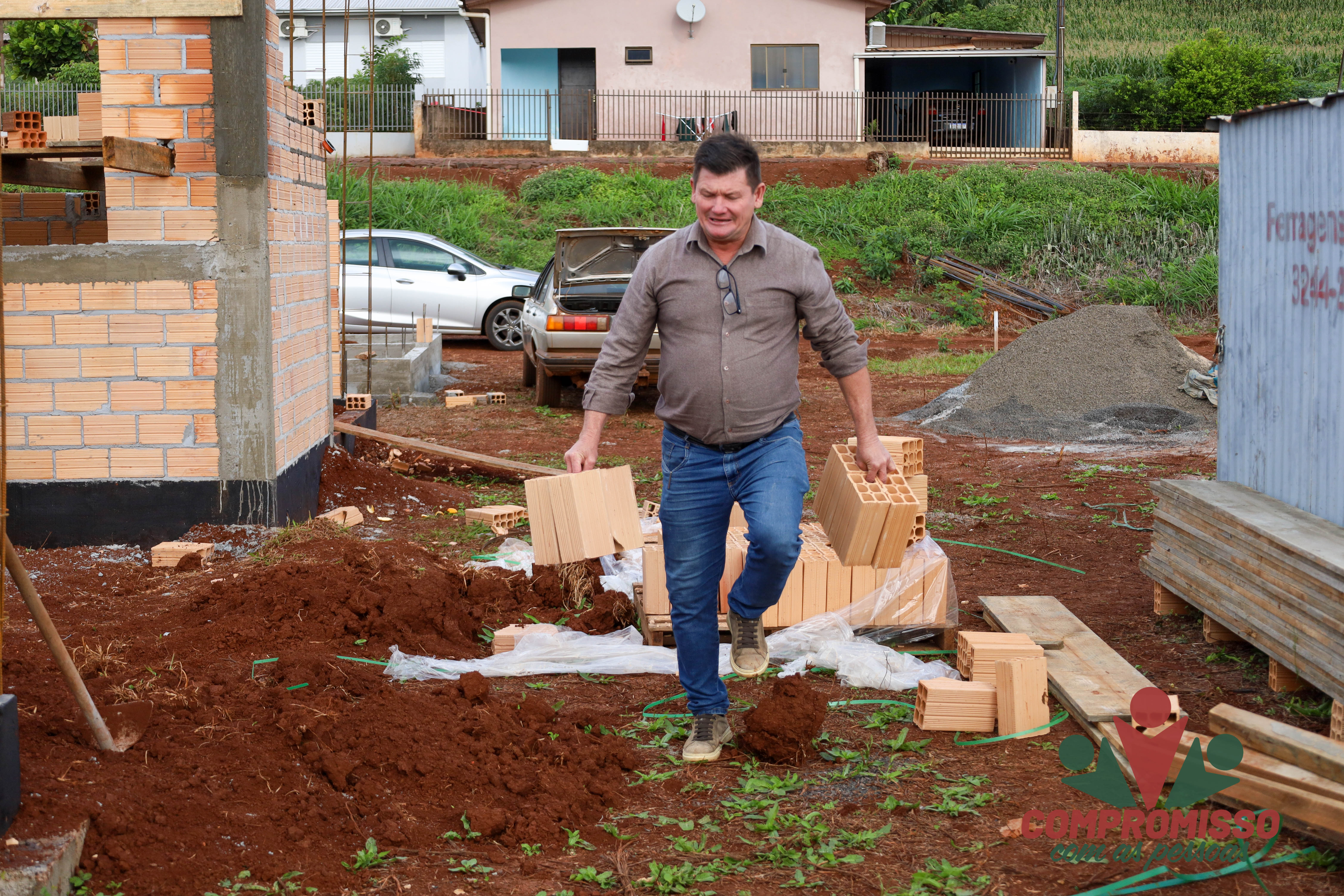 Construção de Unidades Habitacionais do Loteamento Tuiuti gera empregos em Missal
