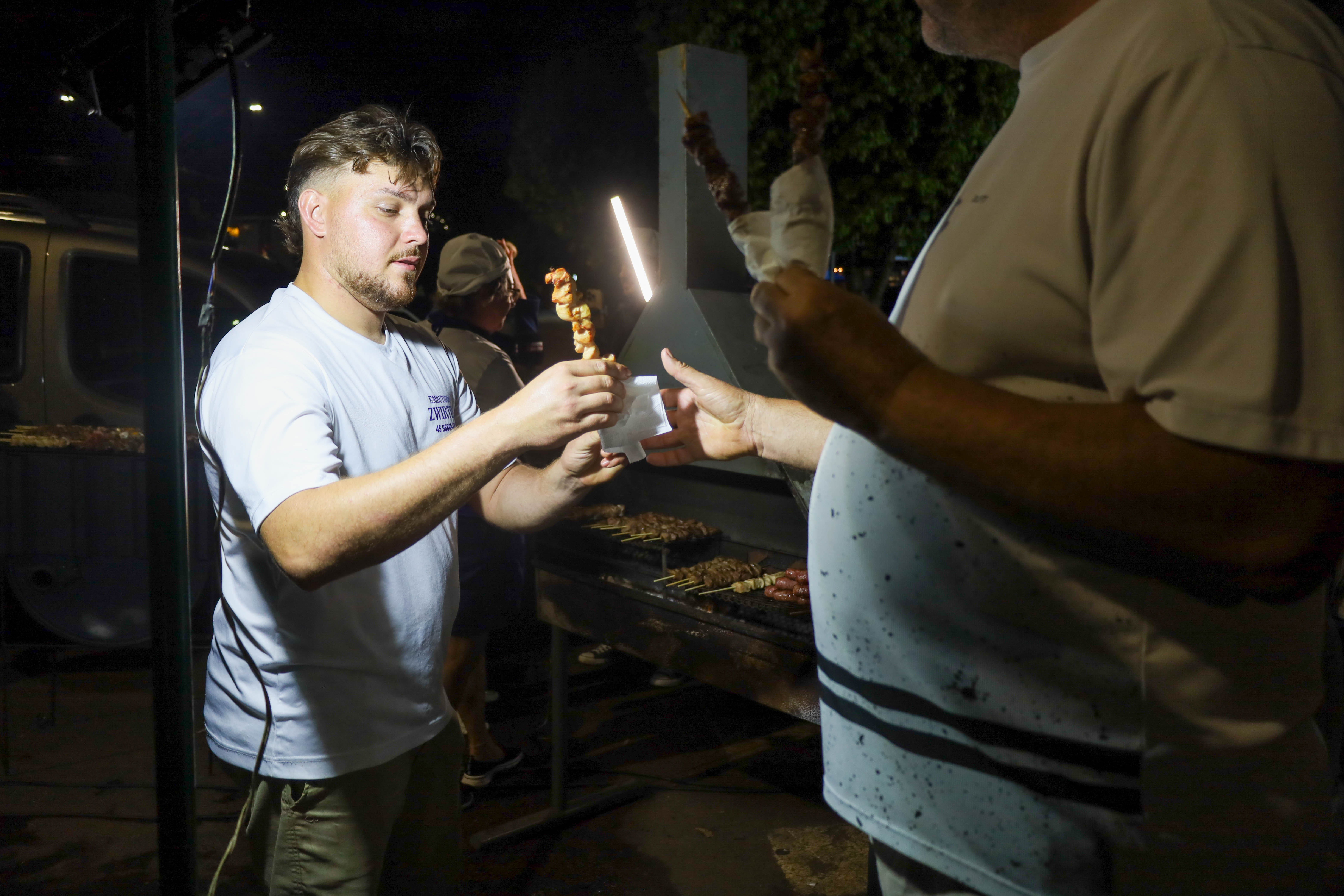 Espetáculo Ecos do Tempo atraiu um grande público para a Feira Gastronômica e Cultura e Expo Cresol
