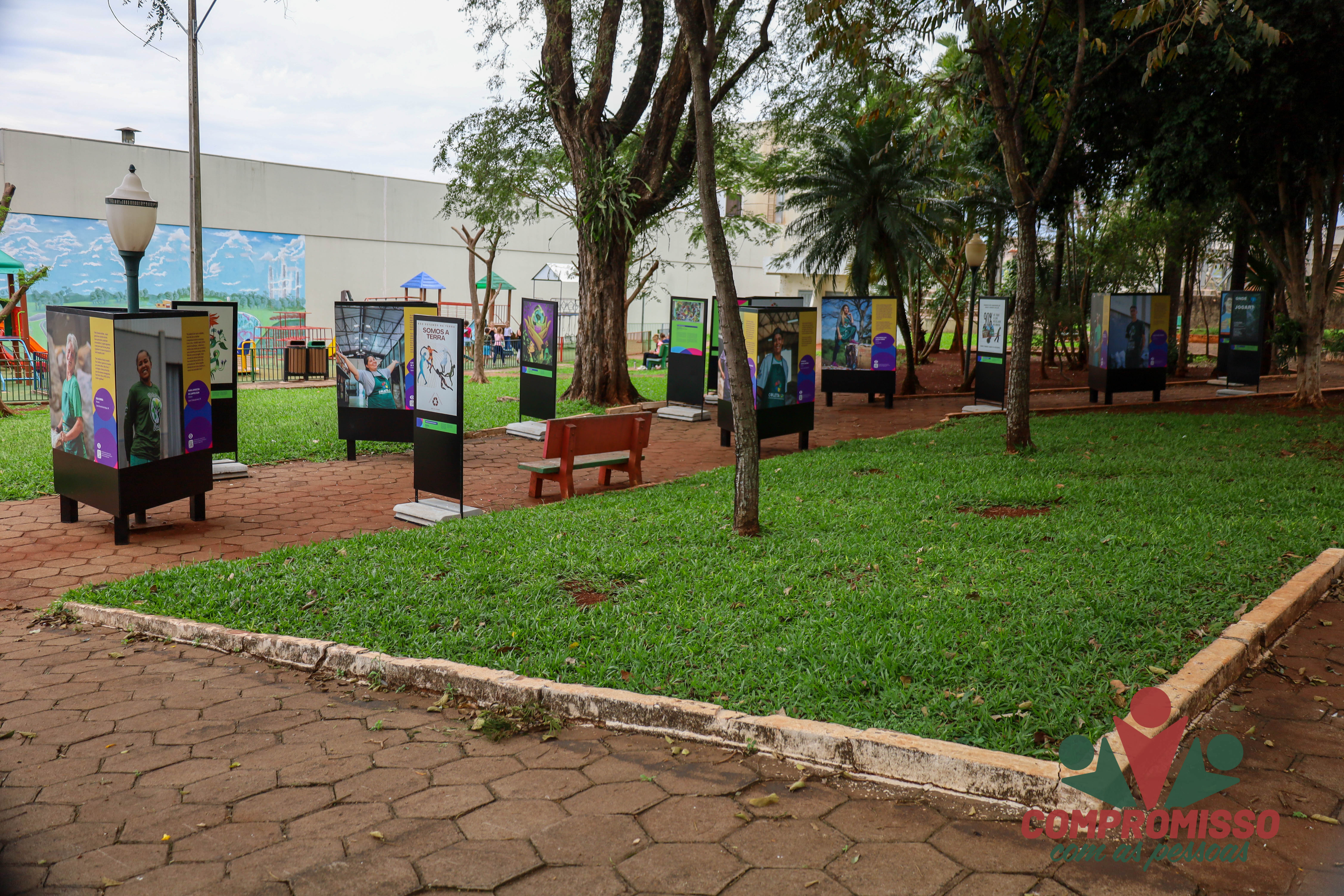 Mostra Reciclando Olhares está exposta na Praça Central de Missal