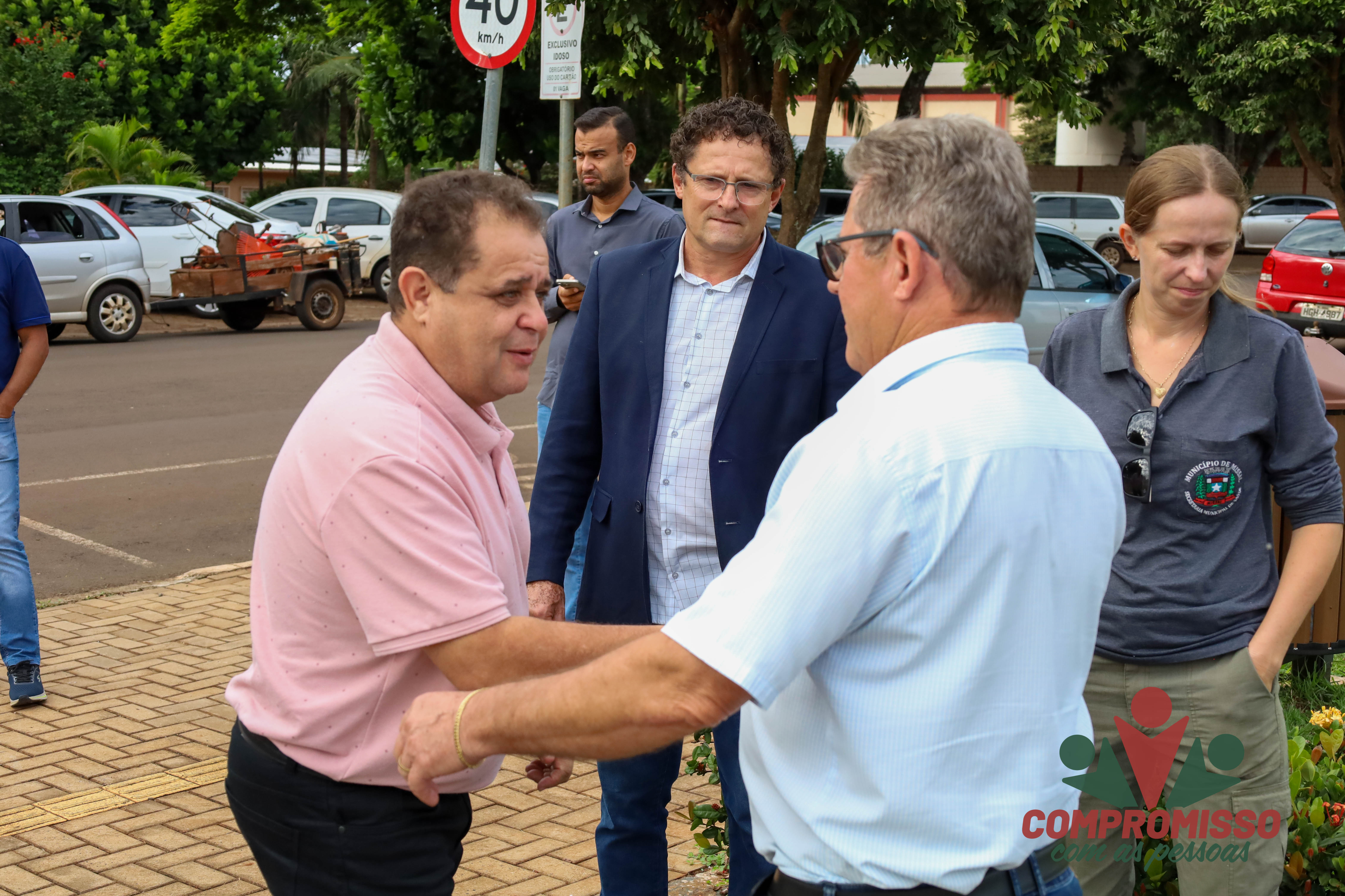 Deputado Batatinha oficializa entrega de veículo para Endemias em Missal