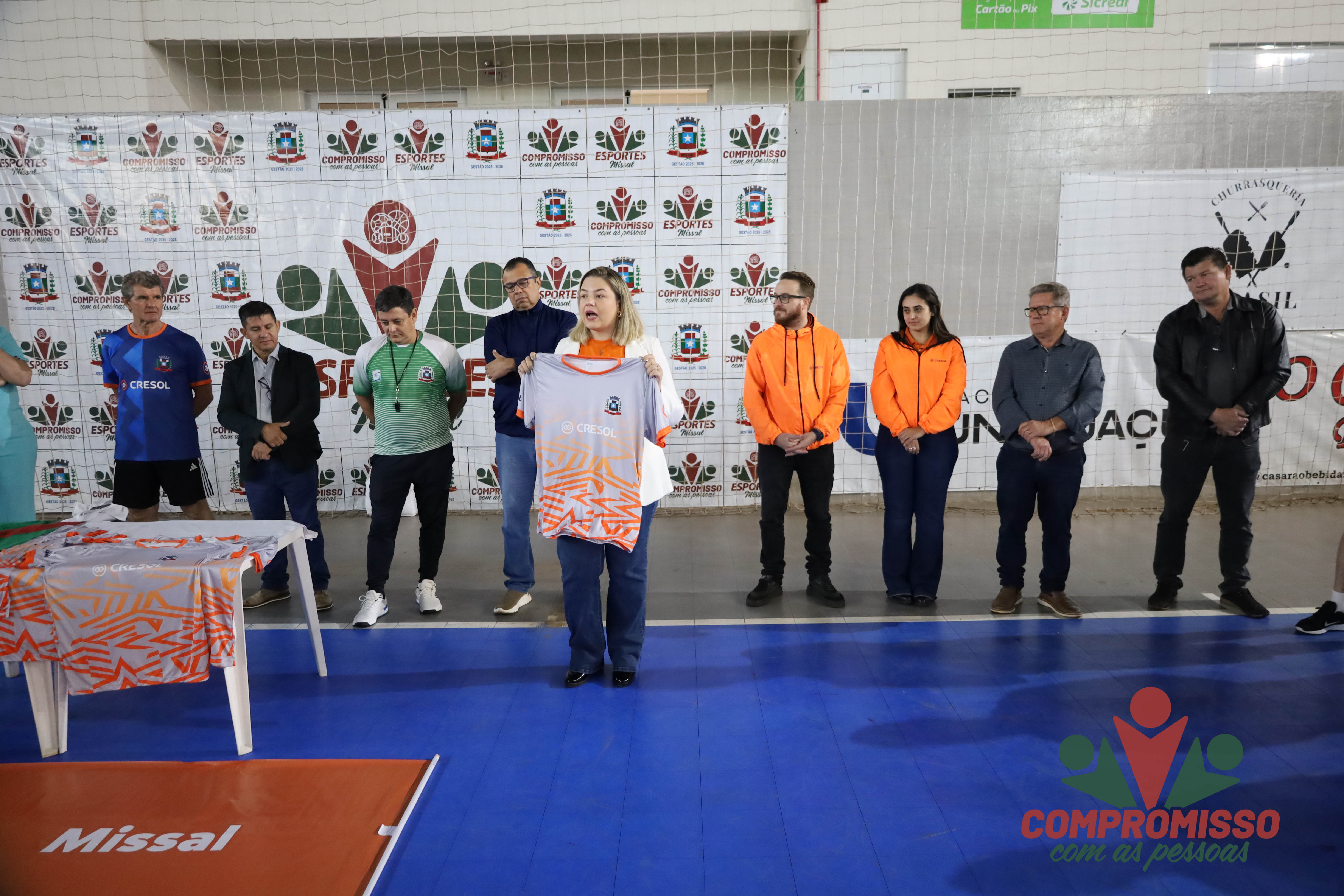 Atletas da Melhor Idade de Missal recebem uniformes da Cresol