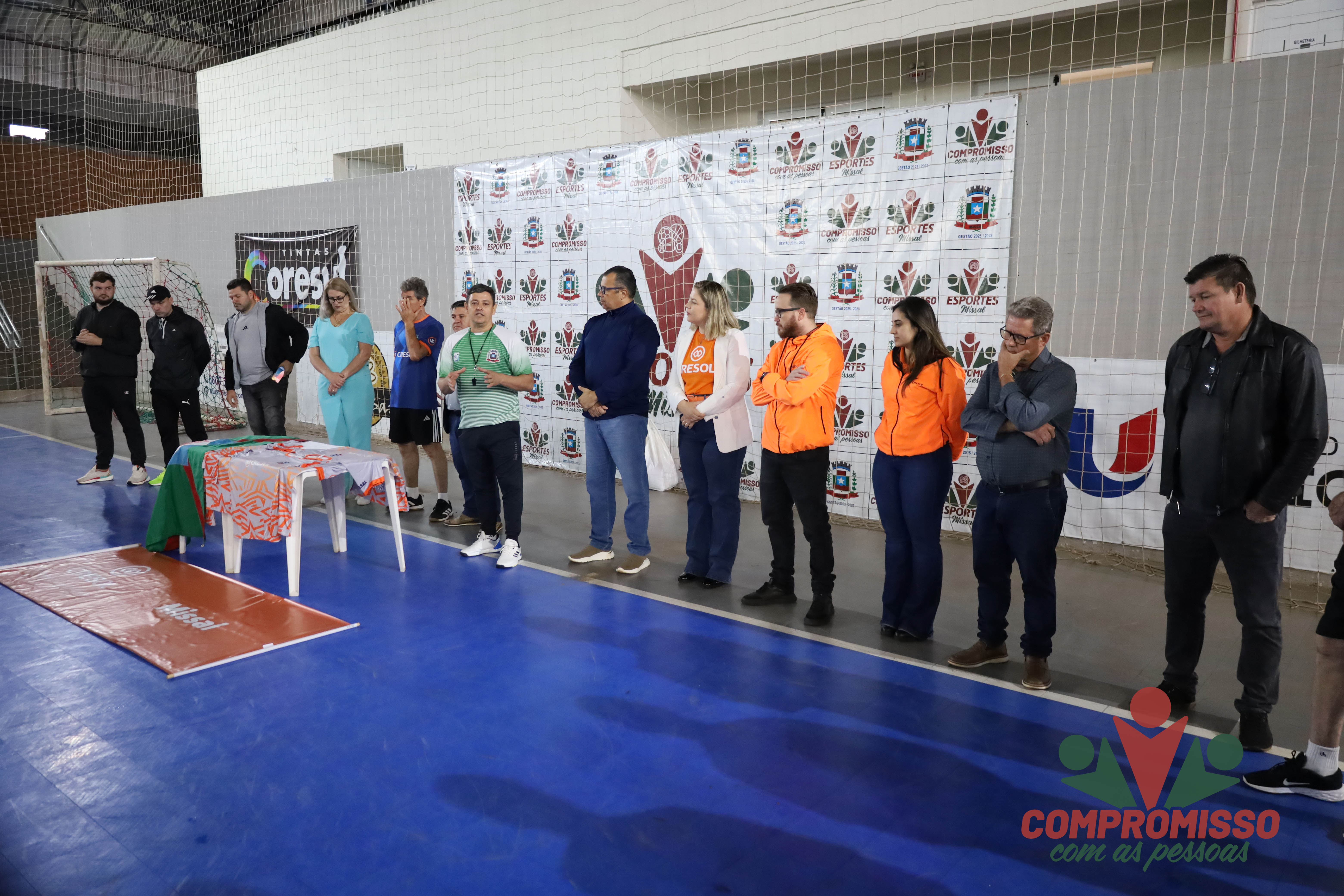 Atletas da Melhor Idade de Missal recebem uniformes da Cresol