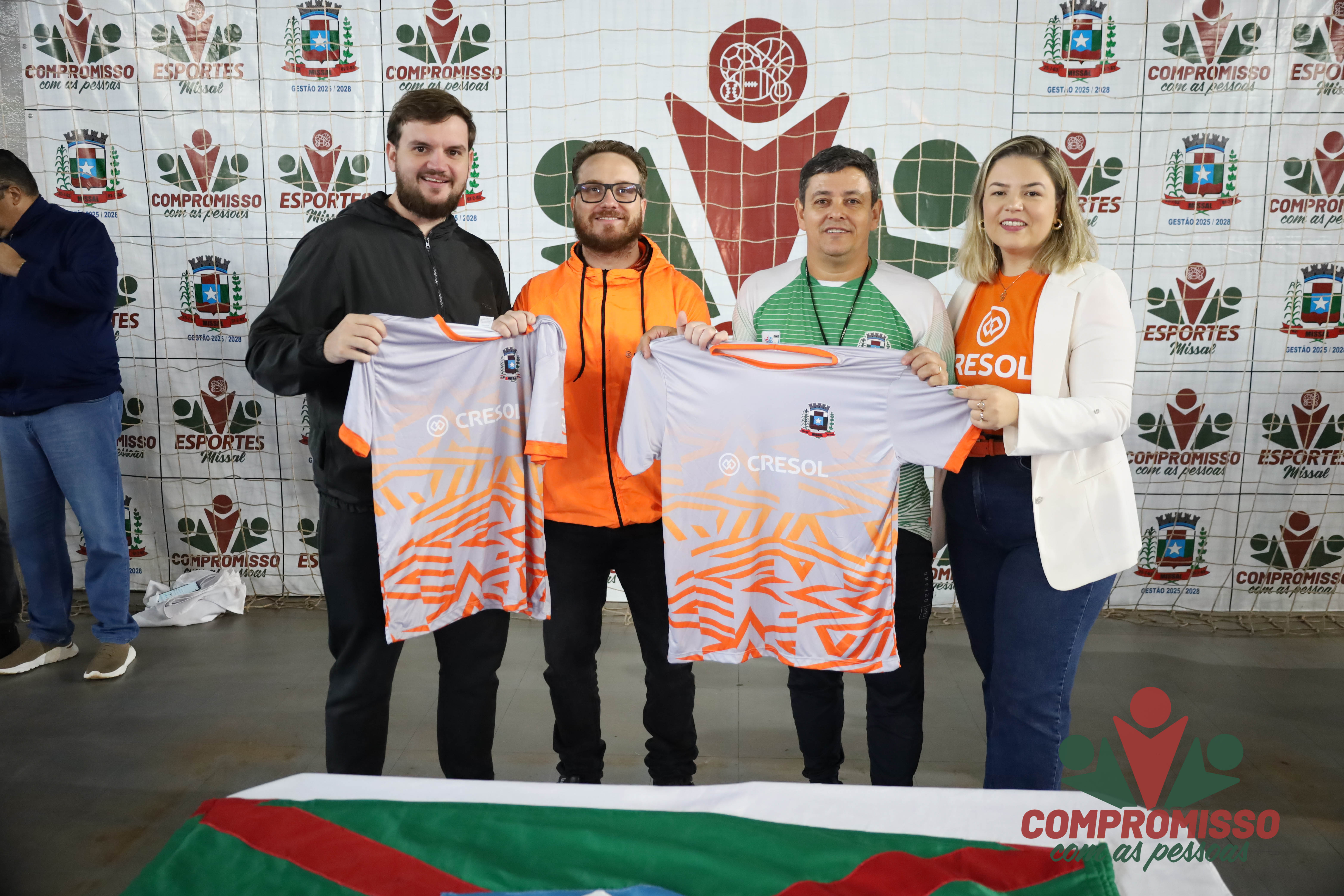 Atletas da Melhor Idade de Missal recebem uniformes da Cresol