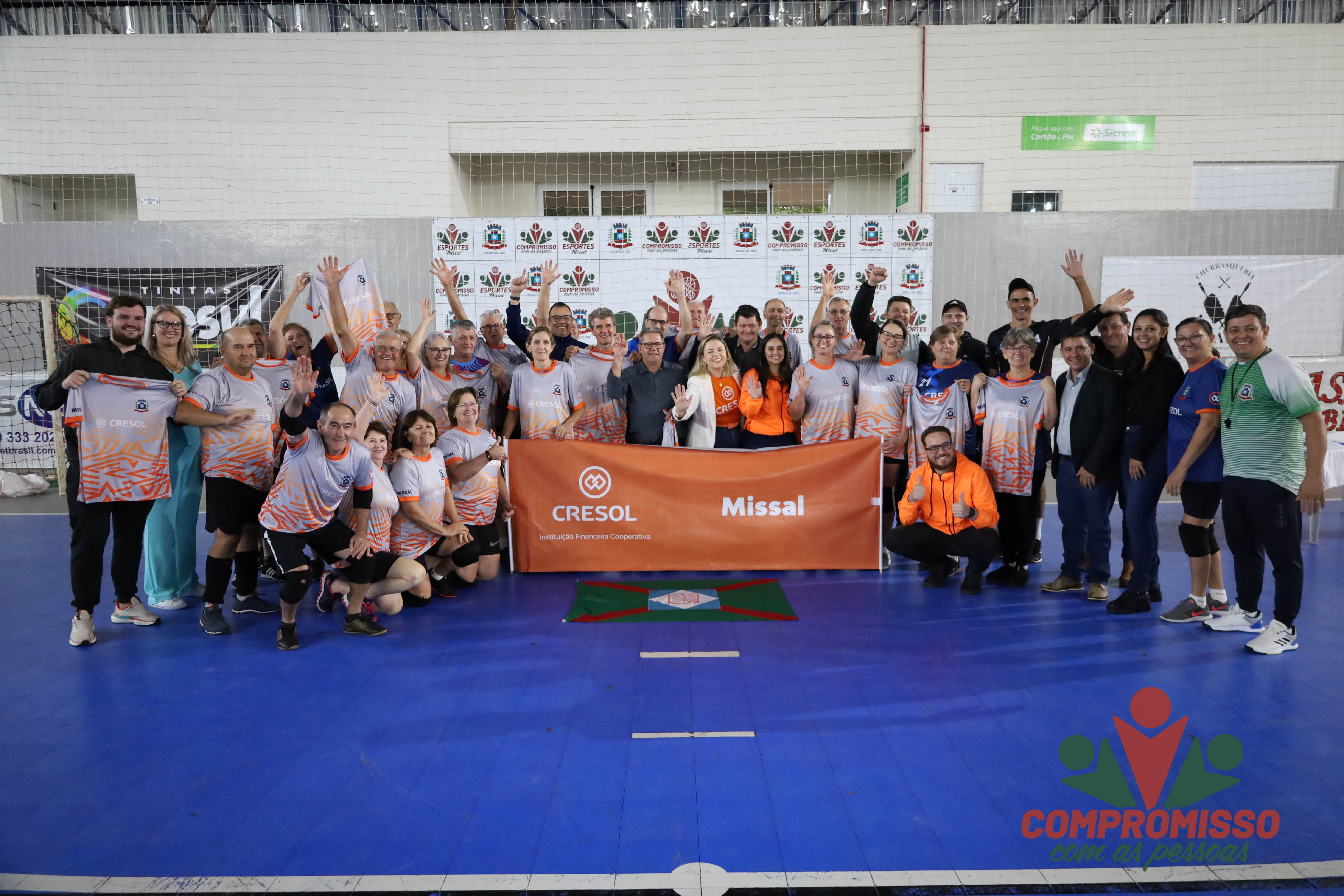 Atletas da Melhor Idade de Missal recebem uniformes da Cresol