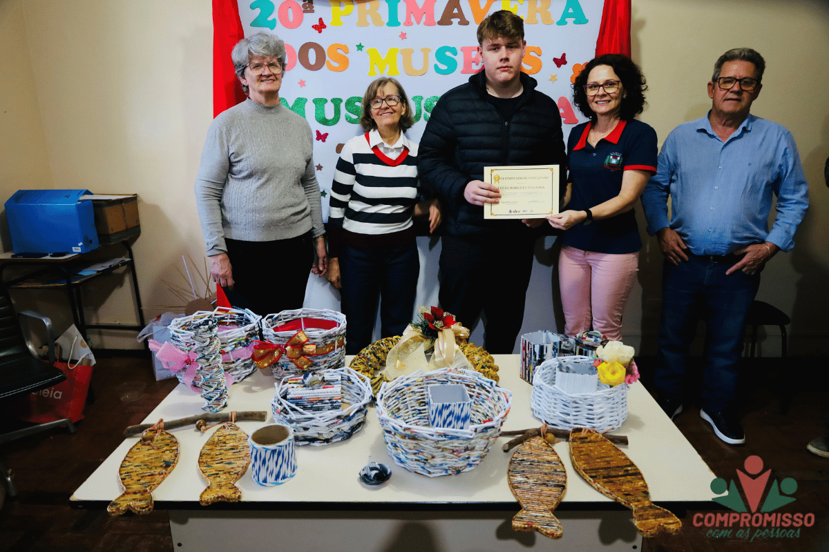 Participantes da Oficina de Cestaria e Decoração Com Papel-jornal recebem certificados em Missal