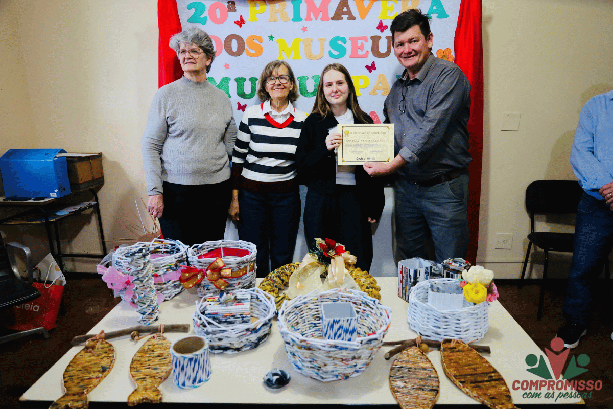 Participantes da Oficina de Cestaria e Decoração Com Papel-jornal recebem certificados em Missal