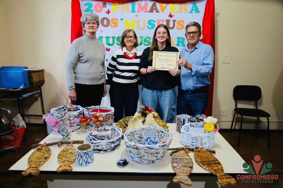 Participantes da Oficina de Cestaria e Decoração Com Papel-jornal recebem certificados em Missal
