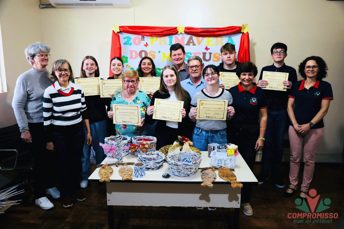 Participantes da Oficina de Cestaria e Decoração Com Papel-jornal recebem certificados em Missal
