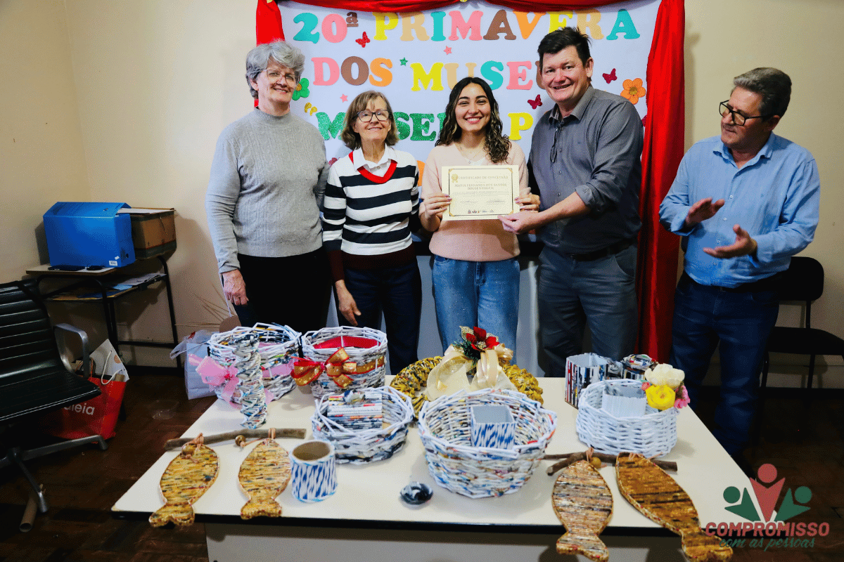 Participantes da Oficina de Cestaria e Decoração Com Papel-jornal recebem certificados em Missal