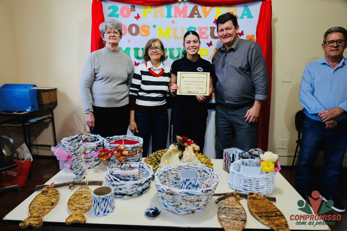 Participantes da Oficina de Cestaria e Decoração Com Papel-jornal recebem certificados em Missal