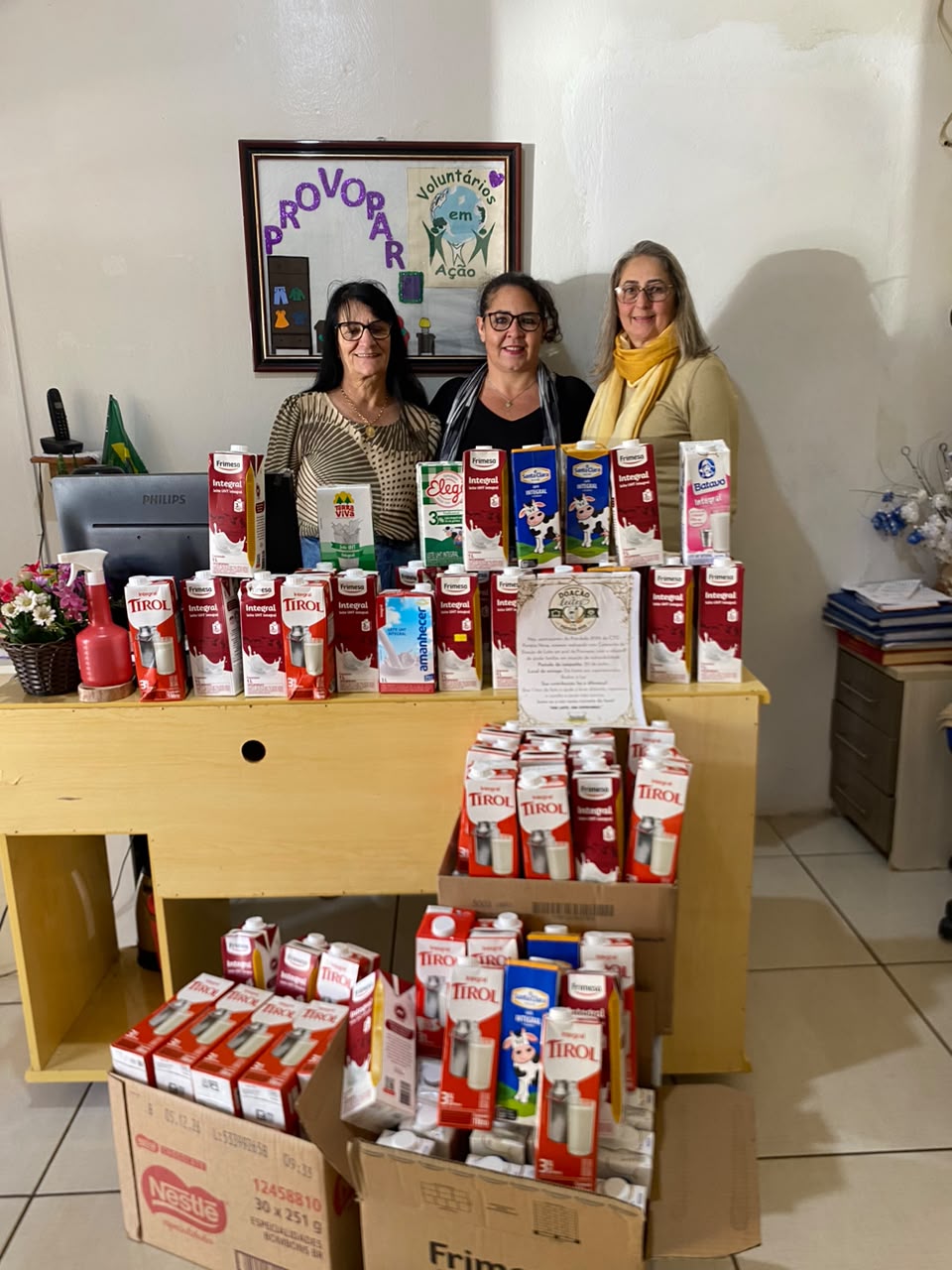 Provopar recebe mais de duzentas caixas de leite arrecadadas pelo CTG Porteira Nova